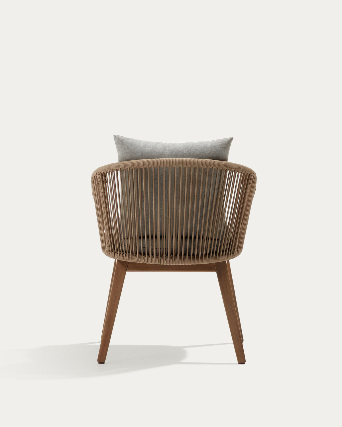 Portalo Stuhl aus Seil in Beige und Beinen massives Akazienholz FSC 100% in Natur präsentiert im Onlineshop von KAQTU Design AG. Gartenstuhl mit Armlehnen ist von Kave Home