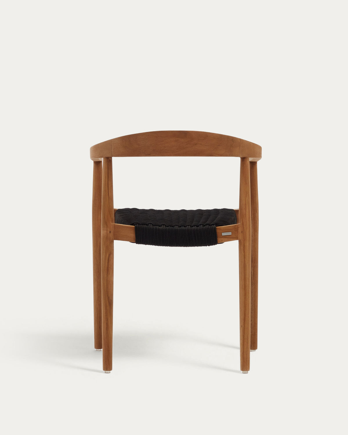 Stapelbarer Outdoor-Stuhl Ydalia aus massivem Teakholz mit natürlichem Finish und schwarzem Seil in Natur, Schwarz präsentiert im Onlineshop von KAQTU Design AG. Gartenstuhl mit Armlehnen ist von Kave Home