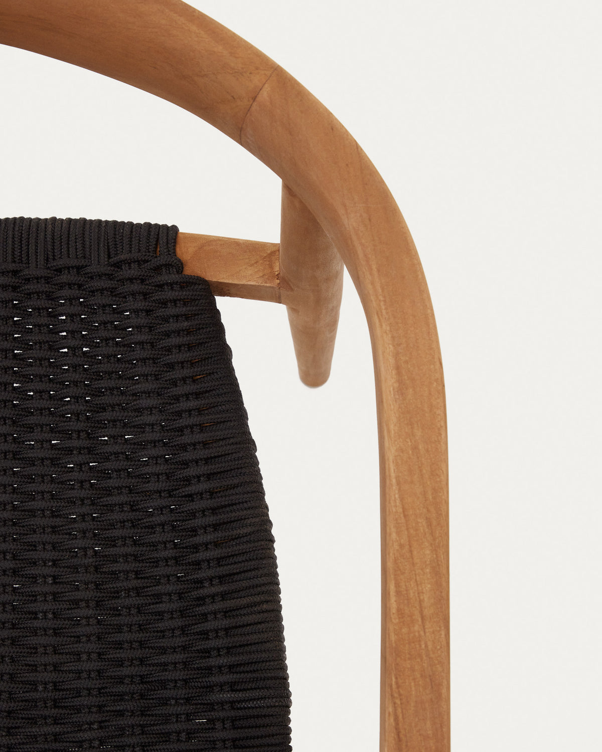 Stapelbarer Outdoor-Stuhl Ydalia aus massivem Teakholz mit natürlichem Finish und schwarzem Seil in Natur, Schwarz präsentiert im Onlineshop von KAQTU Design AG. Gartenstuhl mit Armlehnen ist von Kave Home