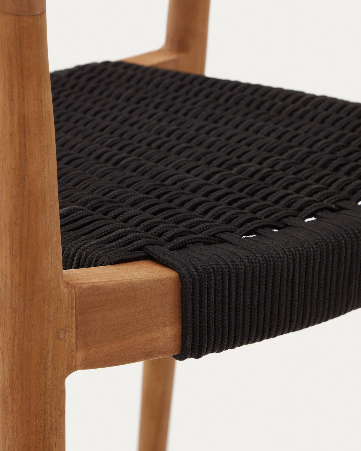 Stapelbarer Outdoor-Stuhl Ydalia aus massivem Teakholz mit natürlichem Finish und schwarzem Seil in Natur, Schwarz präsentiert im Onlineshop von KAQTU Design AG. Gartenstuhl mit Armlehnen ist von Kave Home