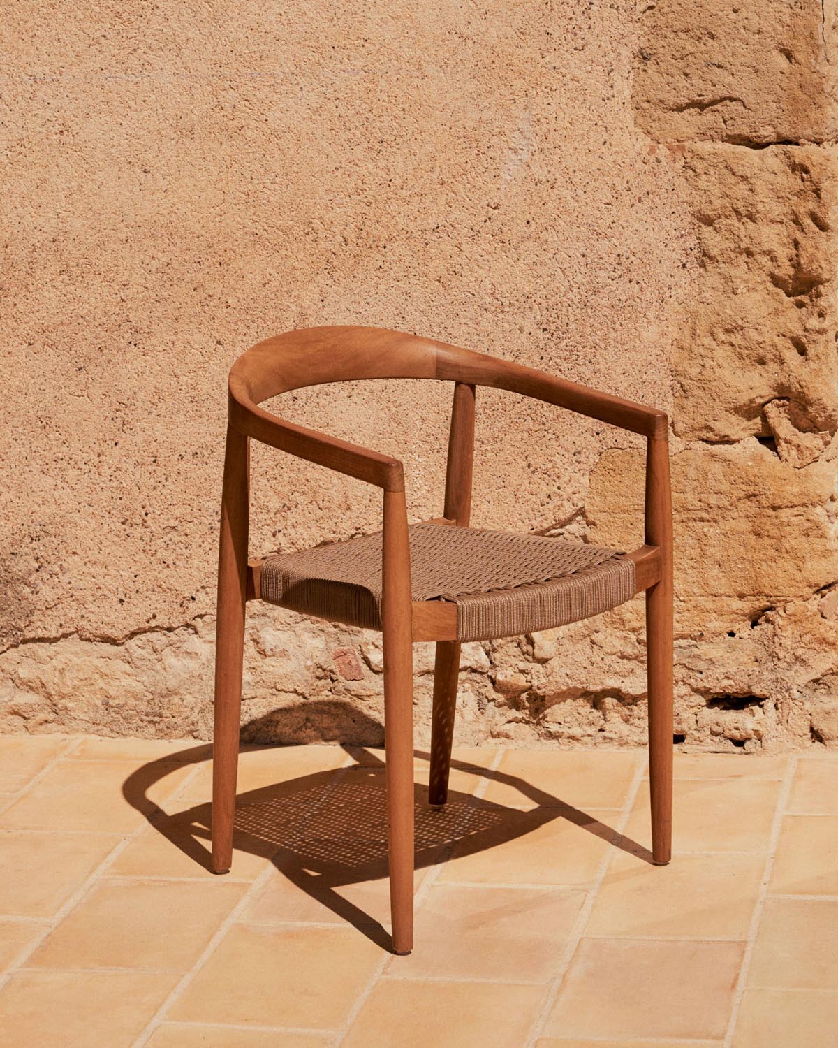 Eleganter Ydalia Outdoor-Stuhl aus Teak mit beigem Seilgeflecht.