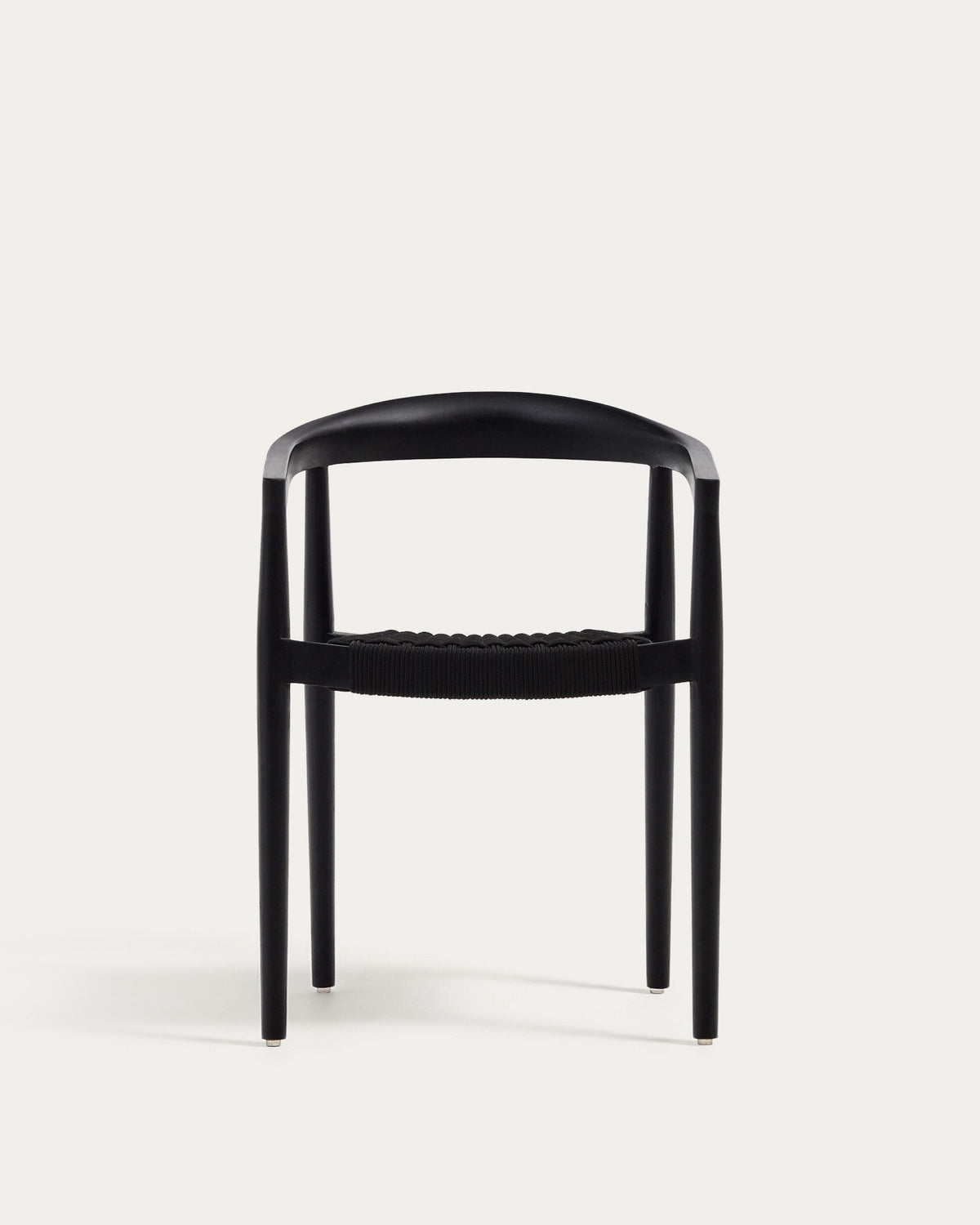 Stapelbarer Outdoor-Stuhl Ydalia aus massivem Teakholz mit schwarzem Finish und schwarzem Seil in Schwarz präsentiert im Onlineshop von KAQTU Design AG. Gartenstuhl mit Armlehnen ist von Kave Home