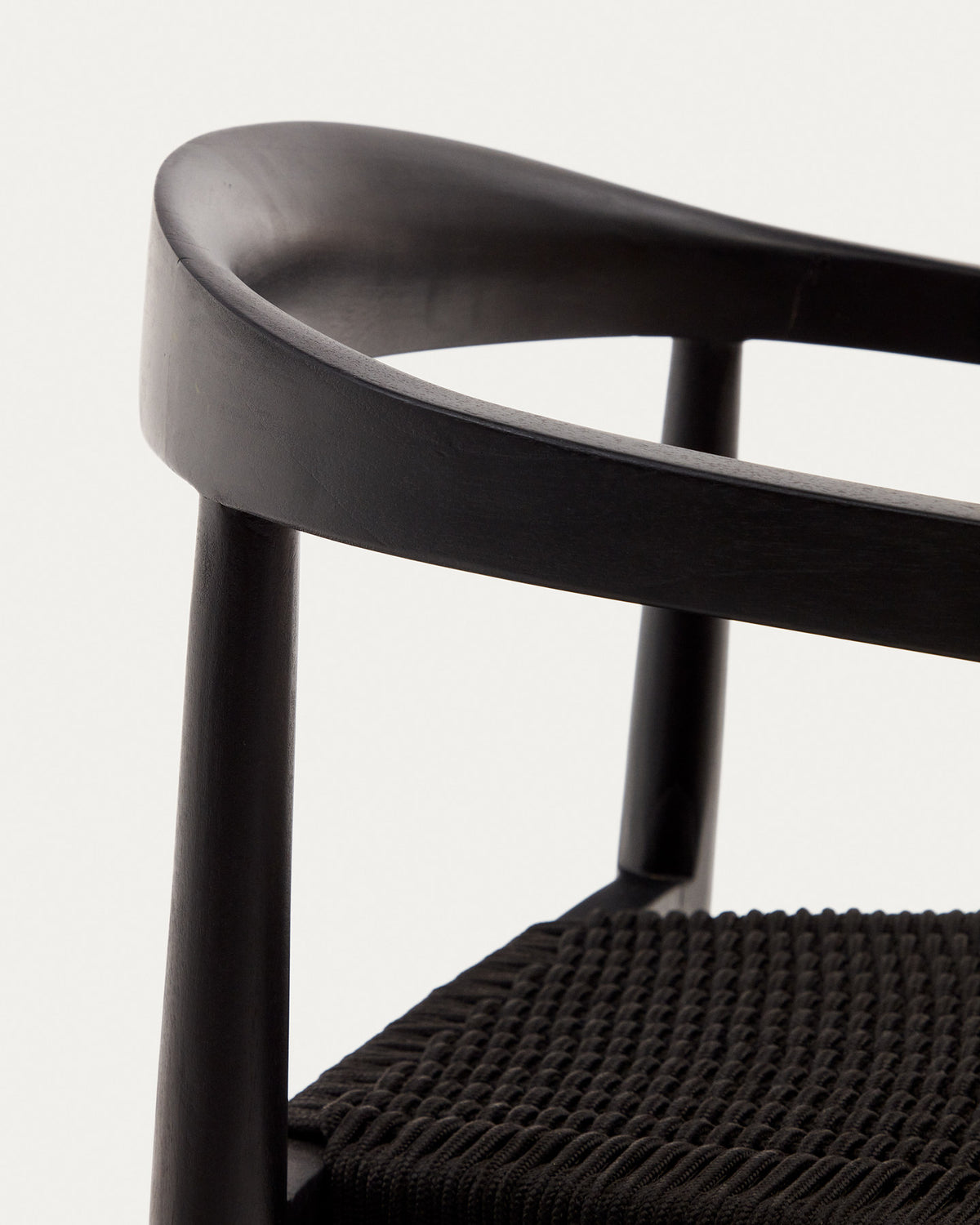 Stapelbarer Outdoor-Stuhl Ydalia aus massivem Teakholz mit schwarzem Finish und schwarzem Seil in Schwarz präsentiert im Onlineshop von KAQTU Design AG. Gartenstuhl mit Armlehnen ist von Kave Home