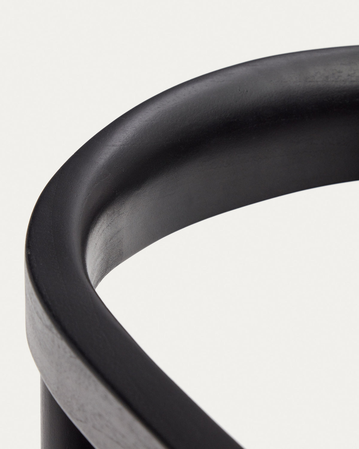 Stapelbarer Outdoor-Stuhl Ydalia aus massivem Teakholz mit schwarzem Finish und schwarzem Seil in Schwarz präsentiert im Onlineshop von KAQTU Design AG. Gartenstuhl mit Armlehnen ist von Kave Home