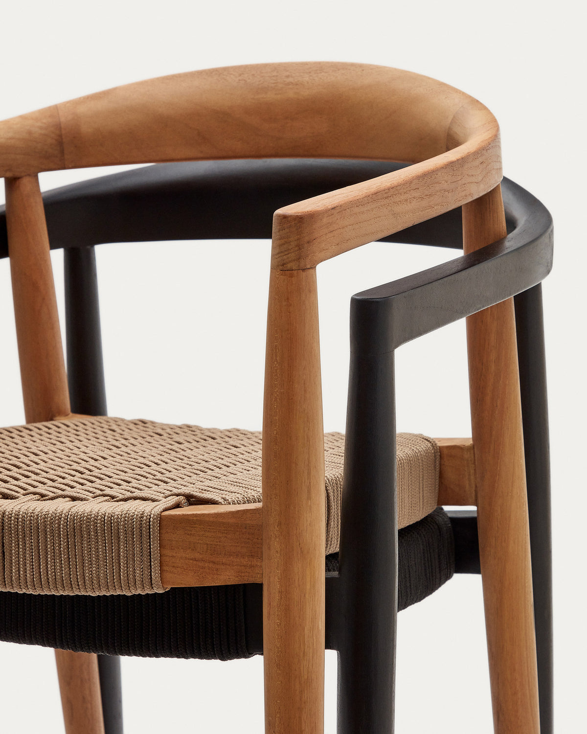Stapelbarer Outdoor-Stuhl Ydalia aus massivem Teakholz mit schwarzem Finish und schwarzem Seil in Schwarz präsentiert im Onlineshop von KAQTU Design AG. Gartenstuhl mit Armlehnen ist von Kave Home