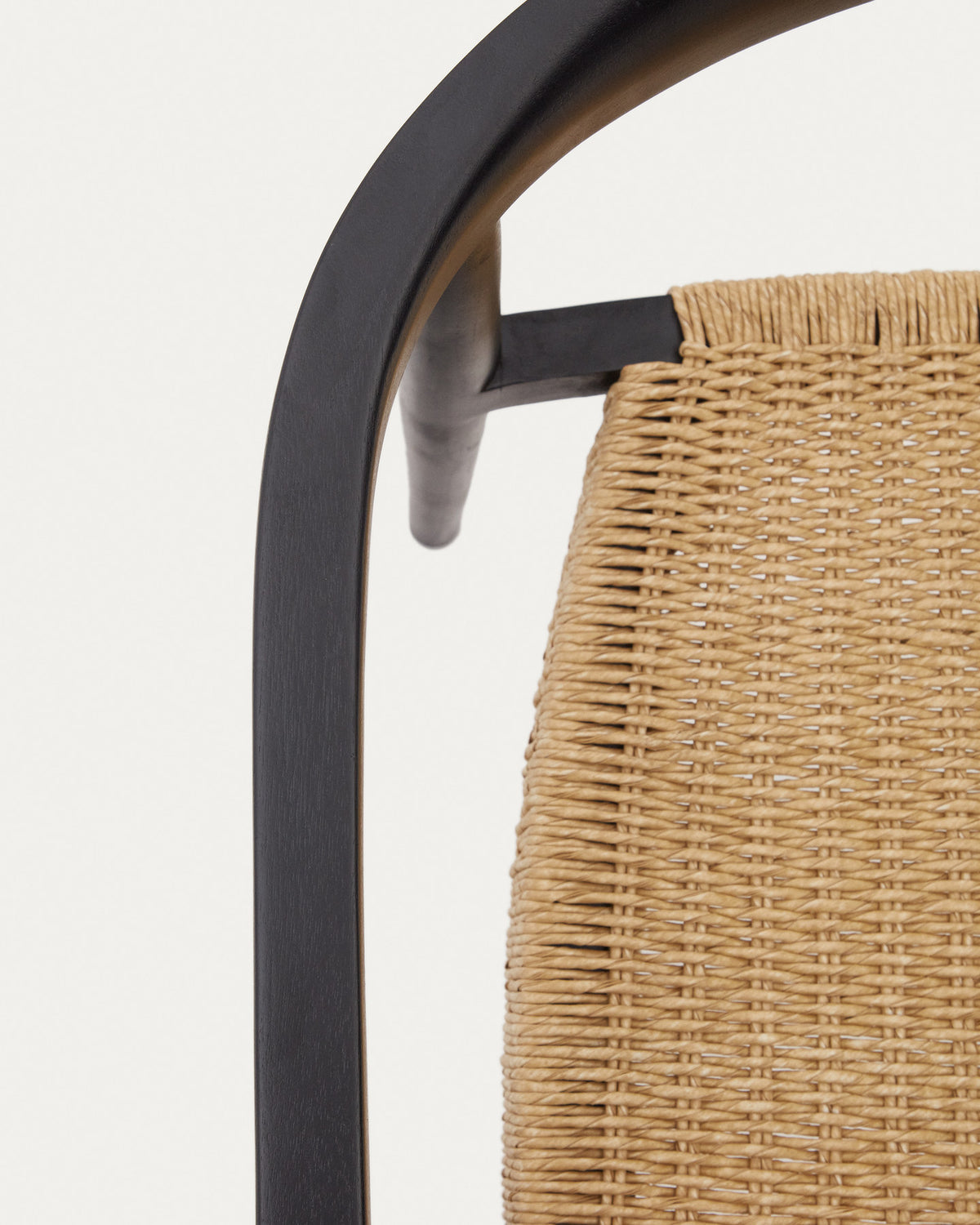Stapelbarer Outdoor-Stuhl Ydalia aus massivem Teakholz mit schwarzem Finish und Seil aus synthetischem Rattan in Schwarz, Natur präsentiert im Onlineshop von KAQTU Design AG. Gartenstuhl mit Armlehnen ist von Kave Home