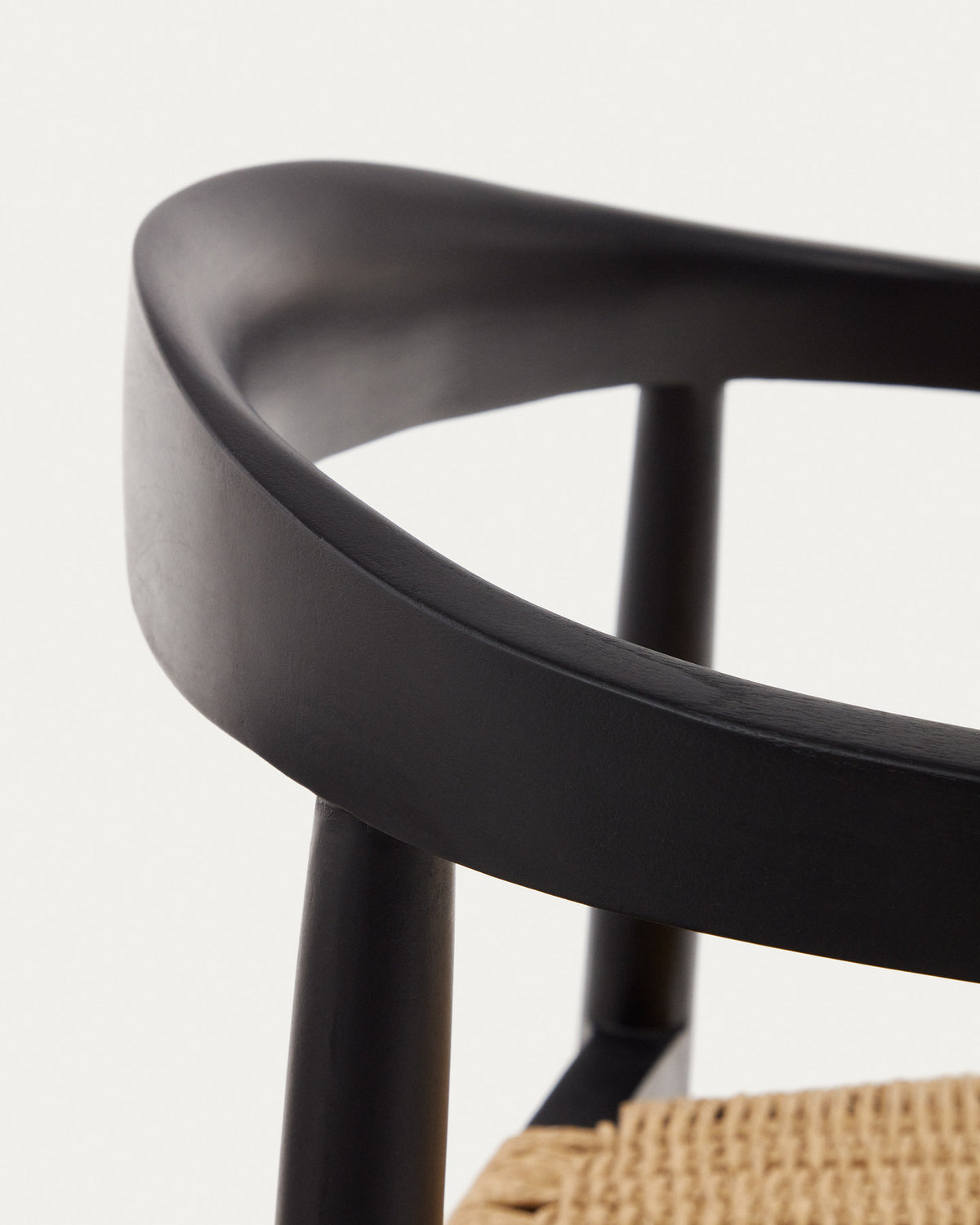 Stapelbarer Outdoor-Stuhl Ydalia aus massivem Teakholz mit schwarzem Finish und Seil aus synthetischem Rattan in Schwarz, Natur präsentiert im Onlineshop von KAQTU Design AG. Gartenstuhl mit Armlehnen ist von Kave Home