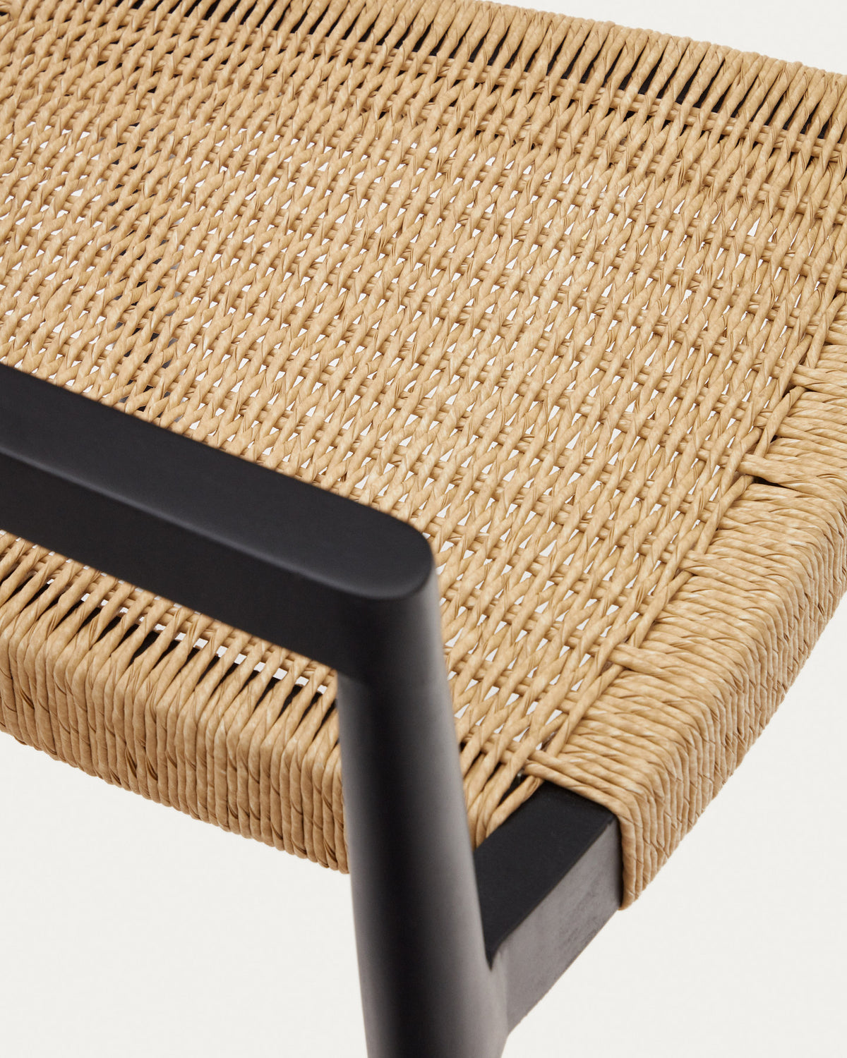 Stapelbarer Outdoor-Stuhl Ydalia aus massivem Teakholz mit schwarzem Finish und Seil aus synthetischem Rattan in Schwarz, Natur präsentiert im Onlineshop von KAQTU Design AG. Gartenstuhl mit Armlehnen ist von Kave Home