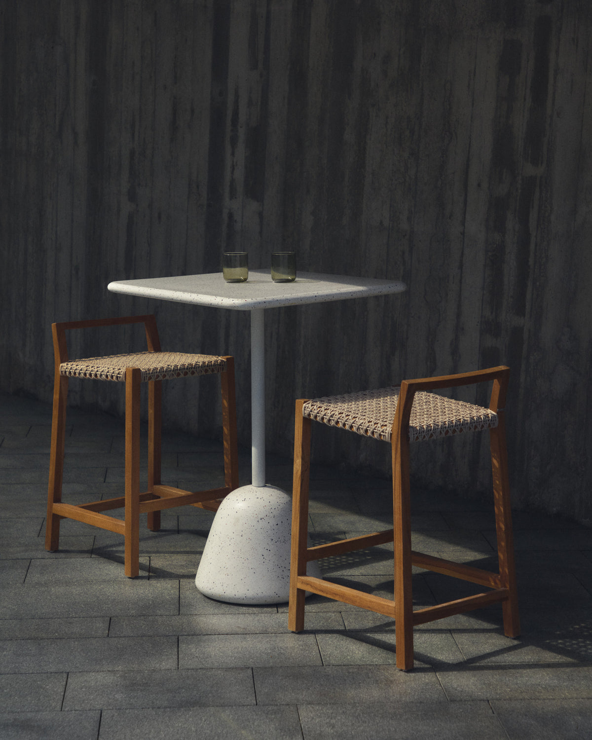 Giverola Hocker aus massivem Teakholz 67,5 cm in Natur, Beige präsentiert im Onlineshop von KAQTU Design AG. Outdoor-Barstuhl ist von Kave Home