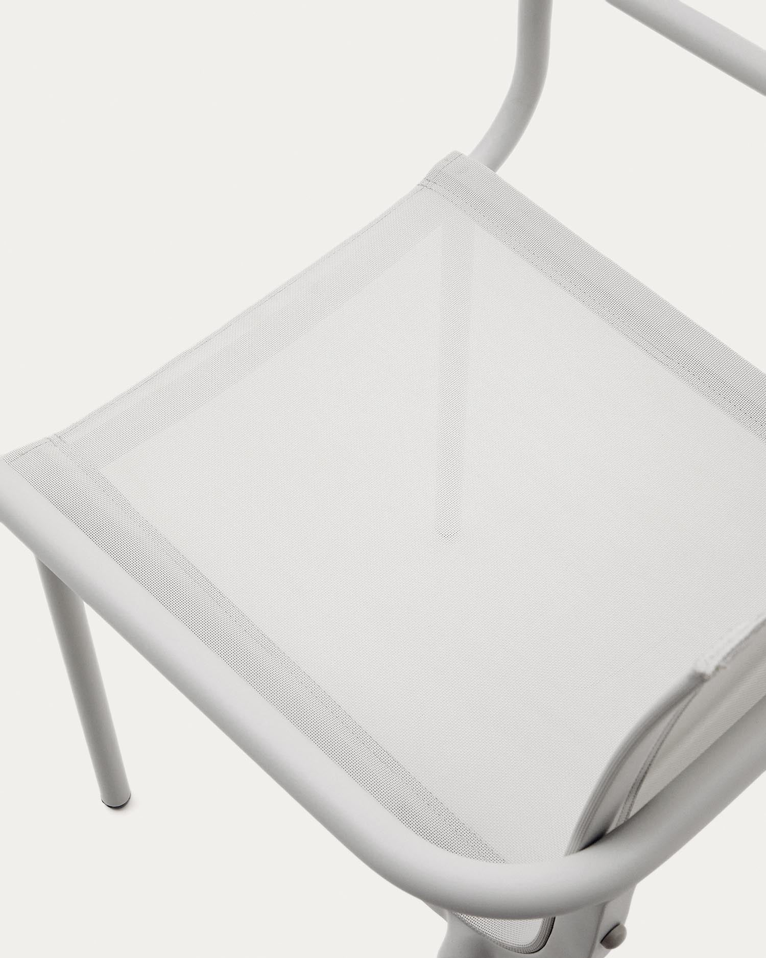 Moderner, stapelbarer Gartenstuhl aus leichtem Aluminium mit elegantem hellgrauen Lack. Perfekt für jeden Außenbereich und platzsparend.