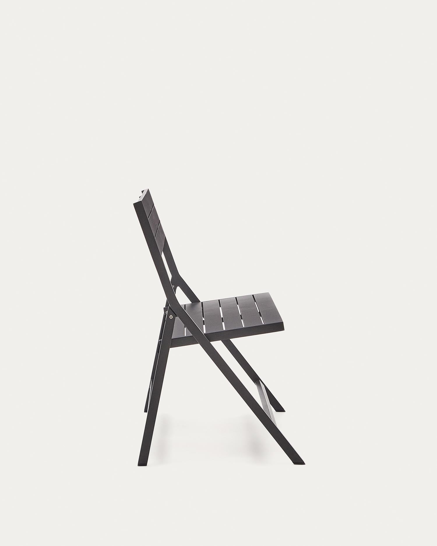 Entdecken Sie die elegante, faltbare Gartenbank Torreta von Kave Home. Aus leichtem Aluminium mit stilvollem dunkelgrauen Finish, perfekt für jeden Außenbereich.