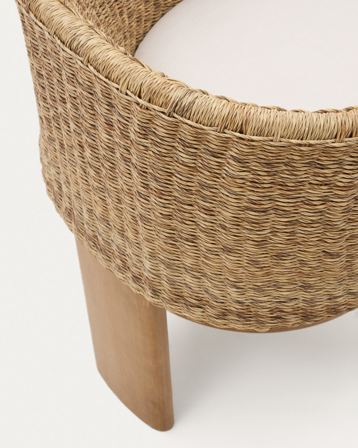 Xoriguer Stuhl aus synthetischem Rattan und massivem Eukalyptusholz FSC 100% in Natur, Beige präsentiert im Onlineshop von KAQTU Design AG. Outdoor-Sessel mit Armlehnen ist von Kave Home