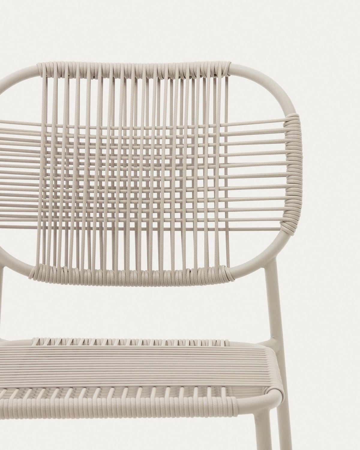 Stapelbarer Outdoor-Stuhl Talaier aus synthetischem Seil und verzinktem Stahl mit Finish in Beige in Ecru präsentiert im Onlineshop von KAQTU Design AG. Gartenstuhl ist von Kave Home