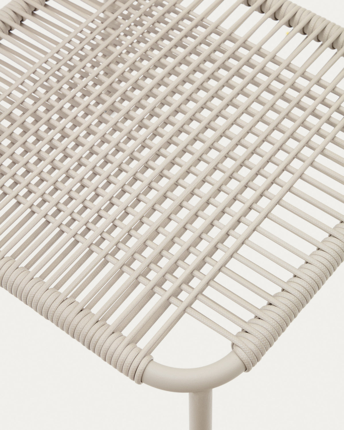 Stapelbarer Outdoor-Stuhl Talaier aus synthetischem Seil und verzinktem Stahl mit Finish in Beige in Ecru präsentiert im Onlineshop von KAQTU Design AG. Gartenstuhl ist von Kave Home