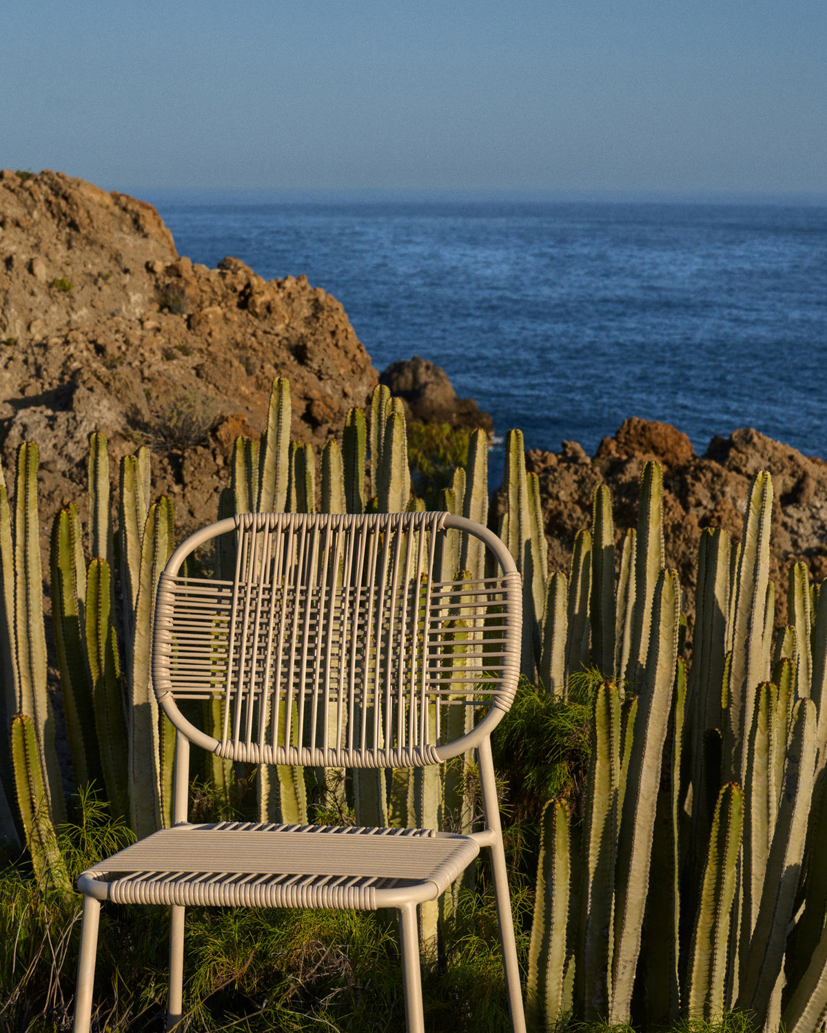 Stapelbarer Outdoor-Stuhl Talaier aus synthetischem Seil und verzinktem Stahl mit Finish in Beige in Ecru präsentiert im Onlineshop von KAQTU Design AG. Gartenstuhl ist von Kave Home
