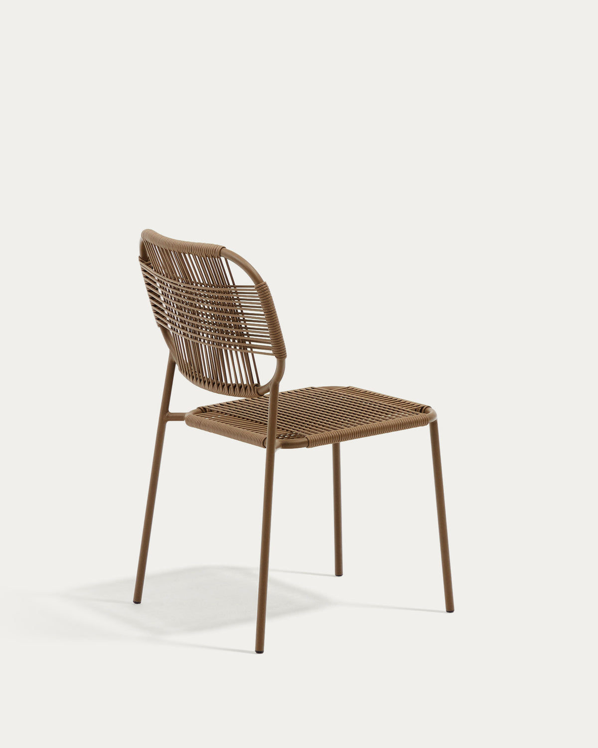Stapelbarer Outdoor-Stuhl Talaier aus synthetischem Seil und verzinktem Stahl mit Finish in Braun in Braun präsentiert im Onlineshop von KAQTU Design AG. Gartenstuhl ist von Kave Home