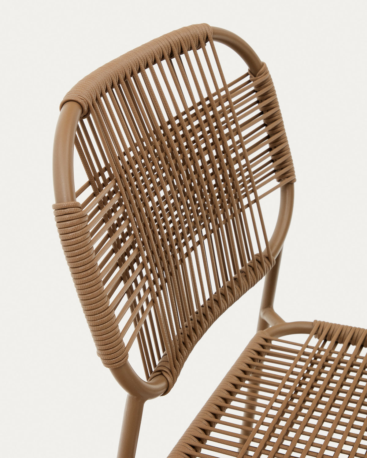 Stapelbarer Outdoor-Stuhl Talaier aus synthetischem Seil und verzinktem Stahl mit Finish in Braun in Braun präsentiert im Onlineshop von KAQTU Design AG. Gartenstuhl ist von Kave Home