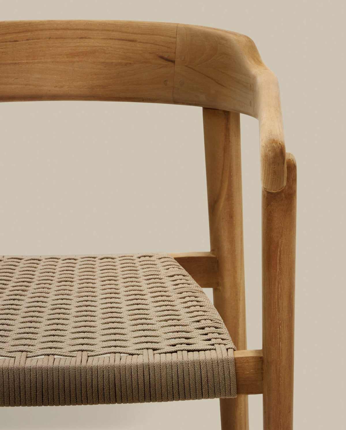Stapelbarer Stuhl Icaro aus massivem Teakholz mit natürlichem Finish und beigem Seil FSC 100% in Natur, Grau präsentiert im Onlineshop von KAQTU Design AG. Gartenstuhl mit Armlehnen ist von Kave Home