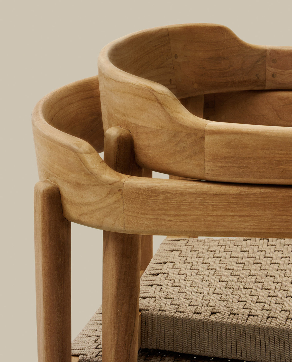 Stapelbarer Stuhl Icaro aus massivem Teakholz mit natürlichem Finish und beigem Seil FSC 100% in Natur, Grau präsentiert im Onlineshop von KAQTU Design AG. Gartenstuhl mit Armlehnen ist von Kave Home