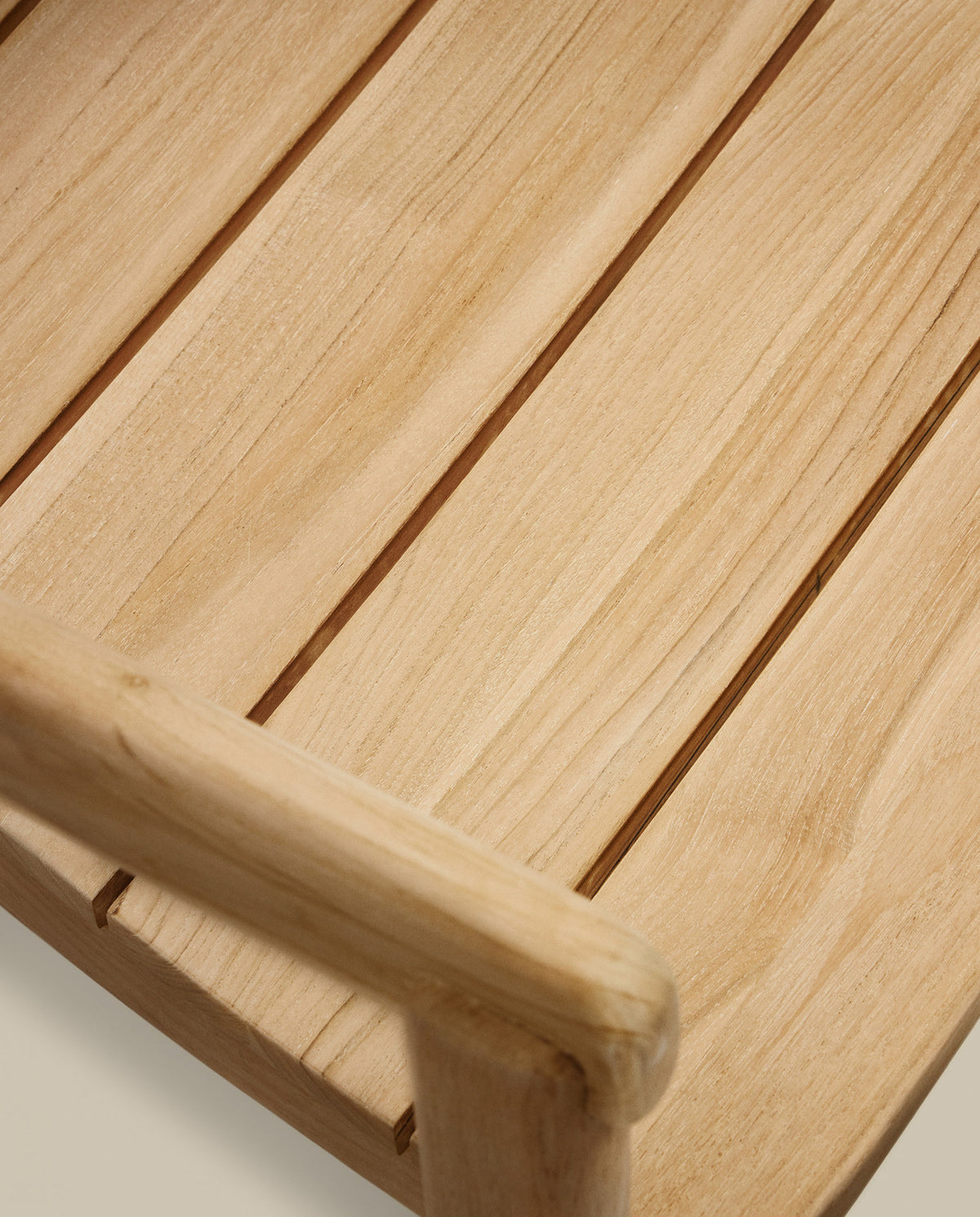 Stapelbarer Stuhl Icaro aus massivem Teakholz mit natürlichem Finish FSC 100% in Natur präsentiert im Onlineshop von KAQTU Design AG. Gartenstuhl mit Armlehnen ist von Kave Home