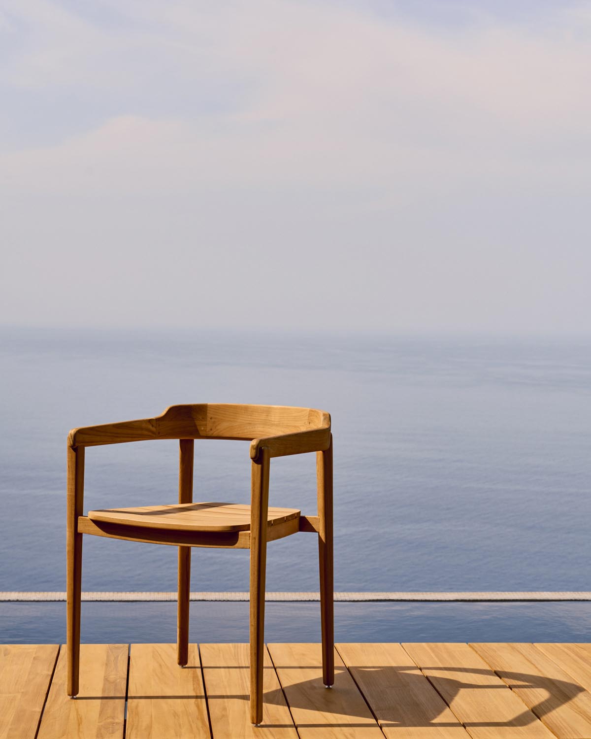 Stapelbarer Icaro Stuhl aus FSC-zertifiziertem Teakholz von Kave Home.