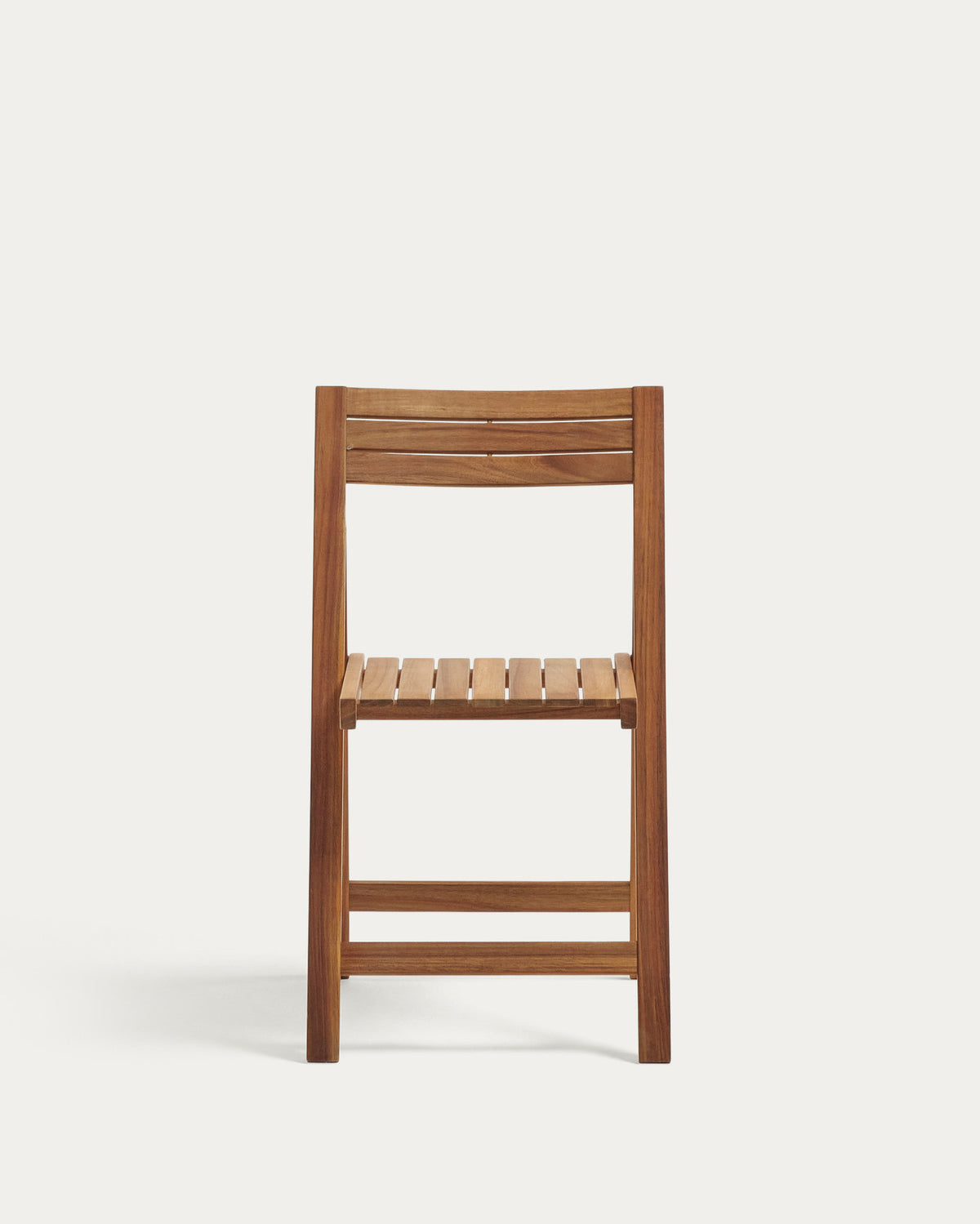 Sadirar Outdoor Klappstuhl aus massivem Akazienholz FSC 100% in Natur präsentiert im Onlineshop von KAQTU Design AG. Gartenstuhl mit Armlehnen ist von Kave Home