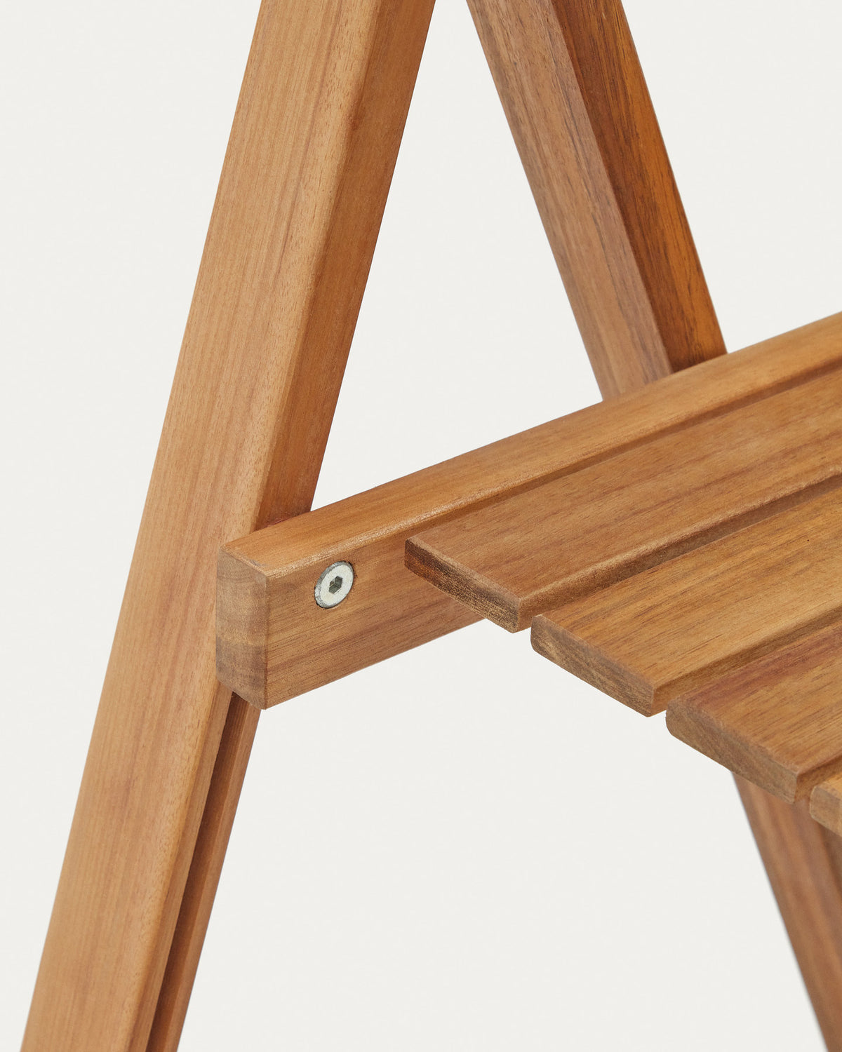 Sadirar Outdoor Klappstuhl aus massivem Akazienholz FSC 100% in Natur präsentiert im Onlineshop von KAQTU Design AG. Gartenstuhl mit Armlehnen ist von Kave Home