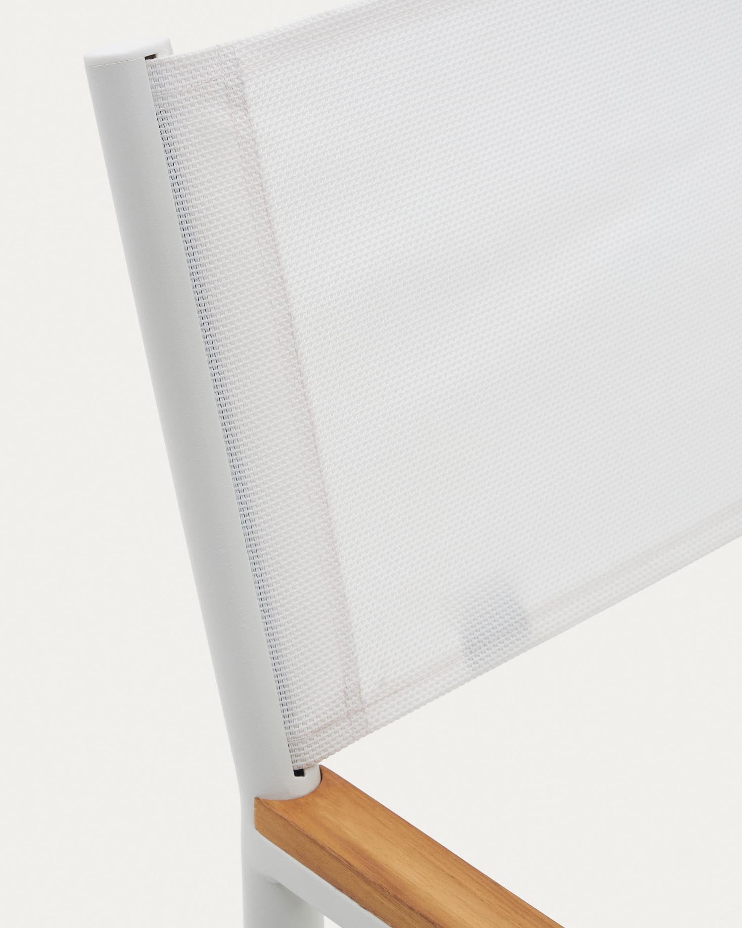 Eleganter Klappstuhl aus wetterfestem Aluminium und hochwertigem Teakholz. Ideal für Garten und Balkon, vereint Stil und Funktionalität.