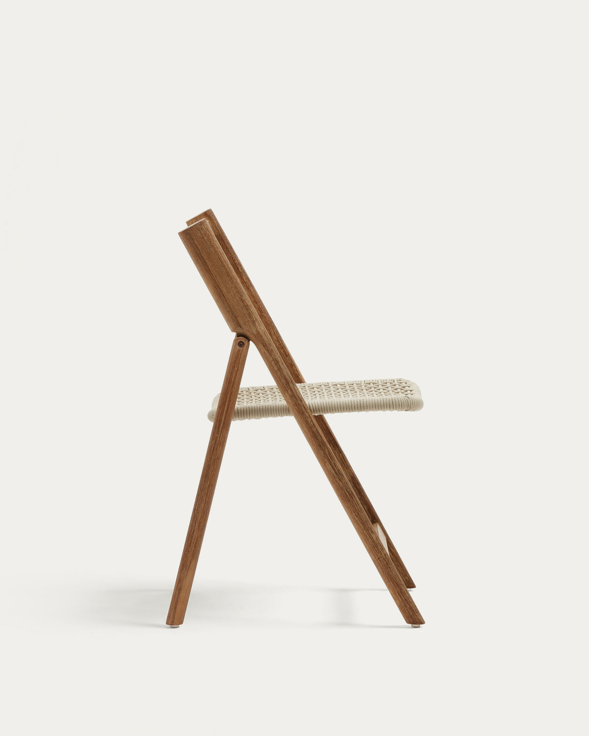 Klappstuhl Dandara aus Akazienmassivholz und einer Stahlstruktur mit geflochtener Sitzfläche in Weiss FSC 100% in Natur, Ecru präsentiert im Onlineshop von KAQTU Design AG. Gartenstuhl ist von Kave Home