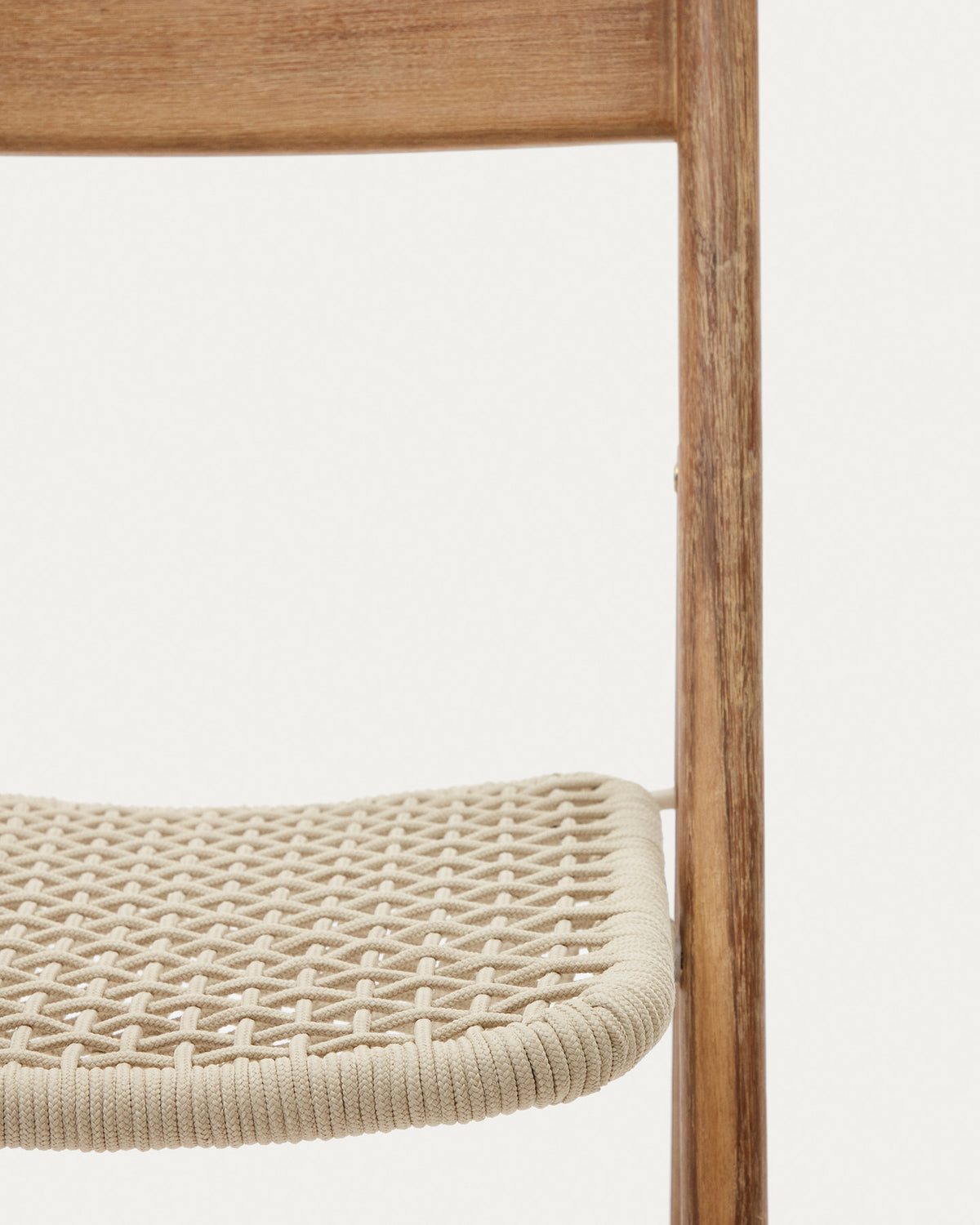 Klappstuhl Dandara aus Akazienmassivholz und einer Stahlstruktur mit geflochtener Sitzfläche in Weiss FSC 100% in Natur, Ecru präsentiert im Onlineshop von KAQTU Design AG. Gartenstuhl ist von Kave Home