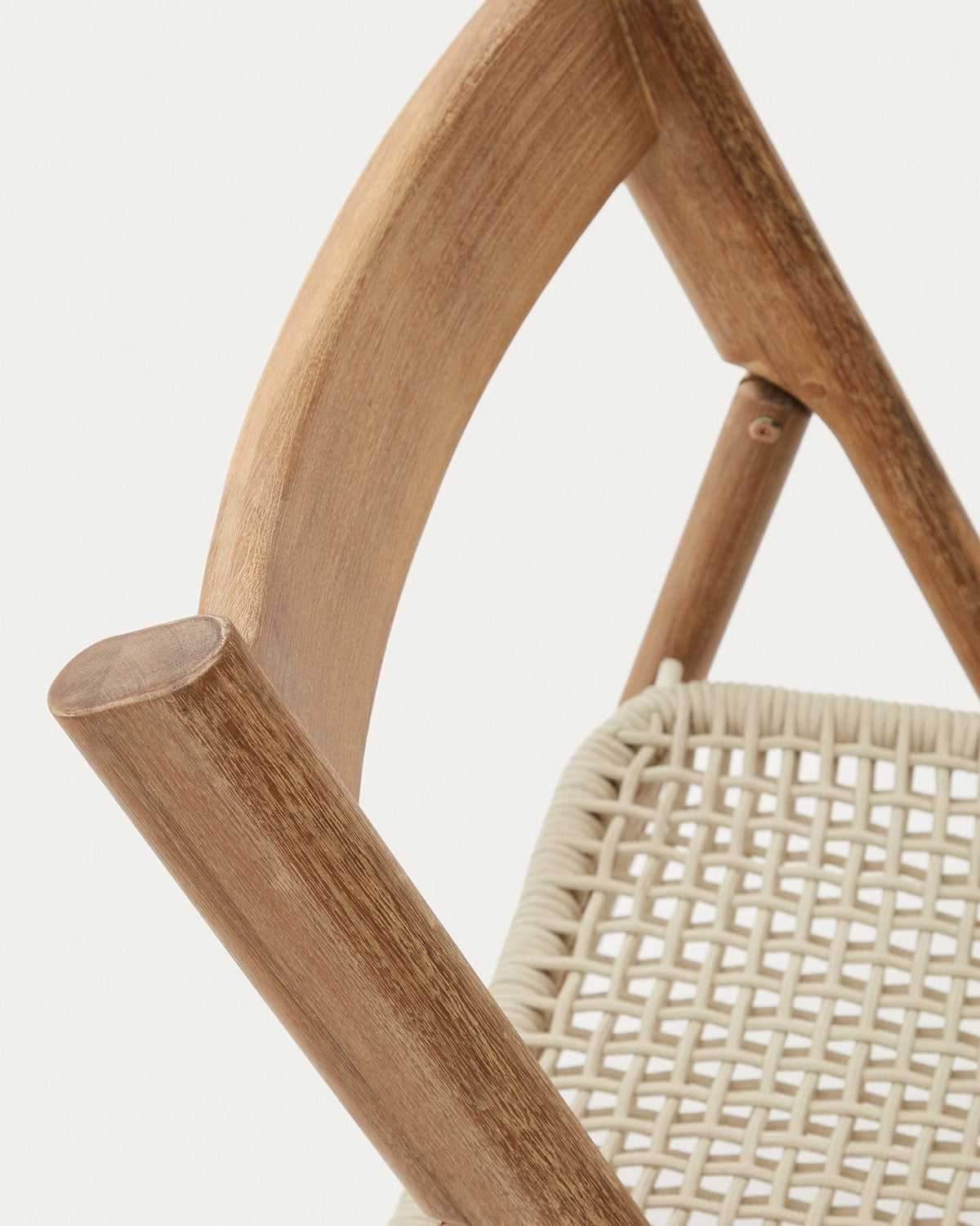 Klappstuhl Dandara aus Akazienmassivholz und einer Stahlstruktur mit geflochtener Sitzfläche in Weiss FSC 100% in Natur, Ecru präsentiert im Onlineshop von KAQTU Design AG. Gartenstuhl ist von Kave Home