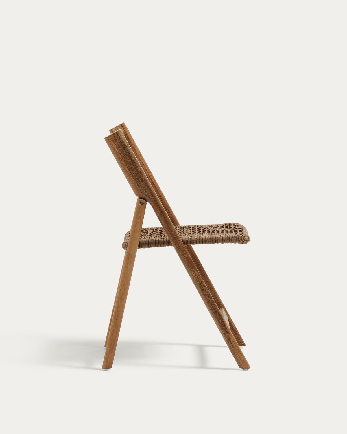 Klappstuhl Dandara aus Akazienmassivholz und einer Stahlstruktur mit geflochtener Sitzfläche in beige FSC 100% in Natur, Beige präsentiert im Onlineshop von KAQTU Design AG. Gartenstuhl ist von Kave Home