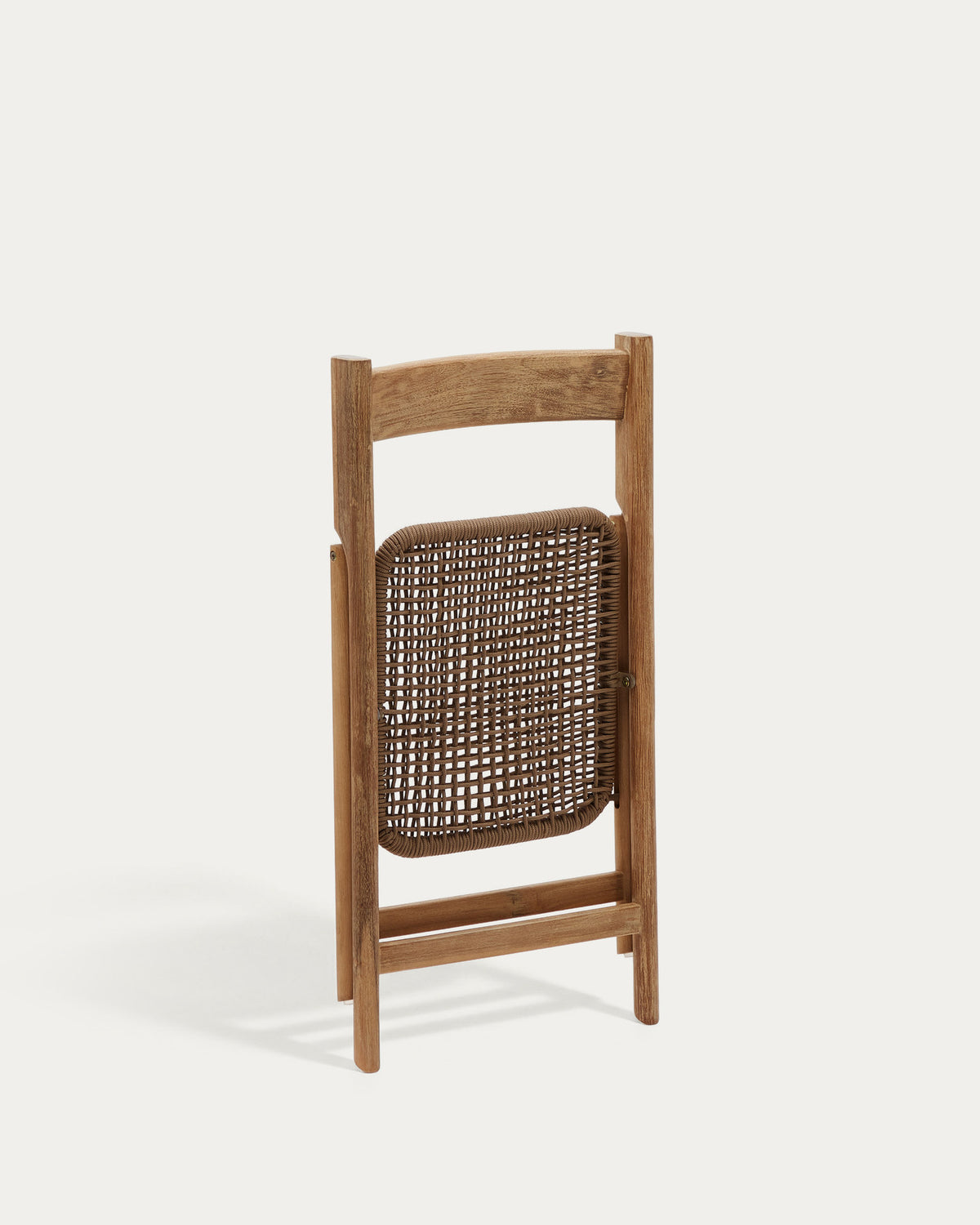 Klappstuhl Dandara aus Akazienmassivholz und einer Stahlstruktur mit geflochtener Sitzfläche in beige FSC 100% in Natur, Beige präsentiert im Onlineshop von KAQTU Design AG. Gartenstuhl ist von Kave Home