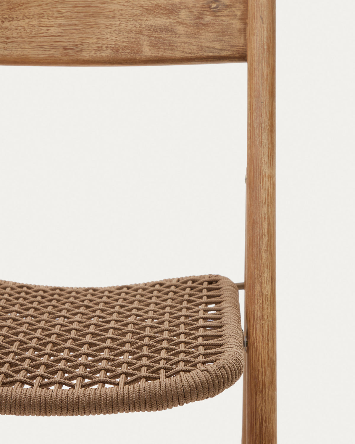 Klappstuhl Dandara aus Akazienmassivholz und einer Stahlstruktur mit geflochtener Sitzfläche in beige FSC 100% in Natur, Beige präsentiert im Onlineshop von KAQTU Design AG. Gartenstuhl ist von Kave Home