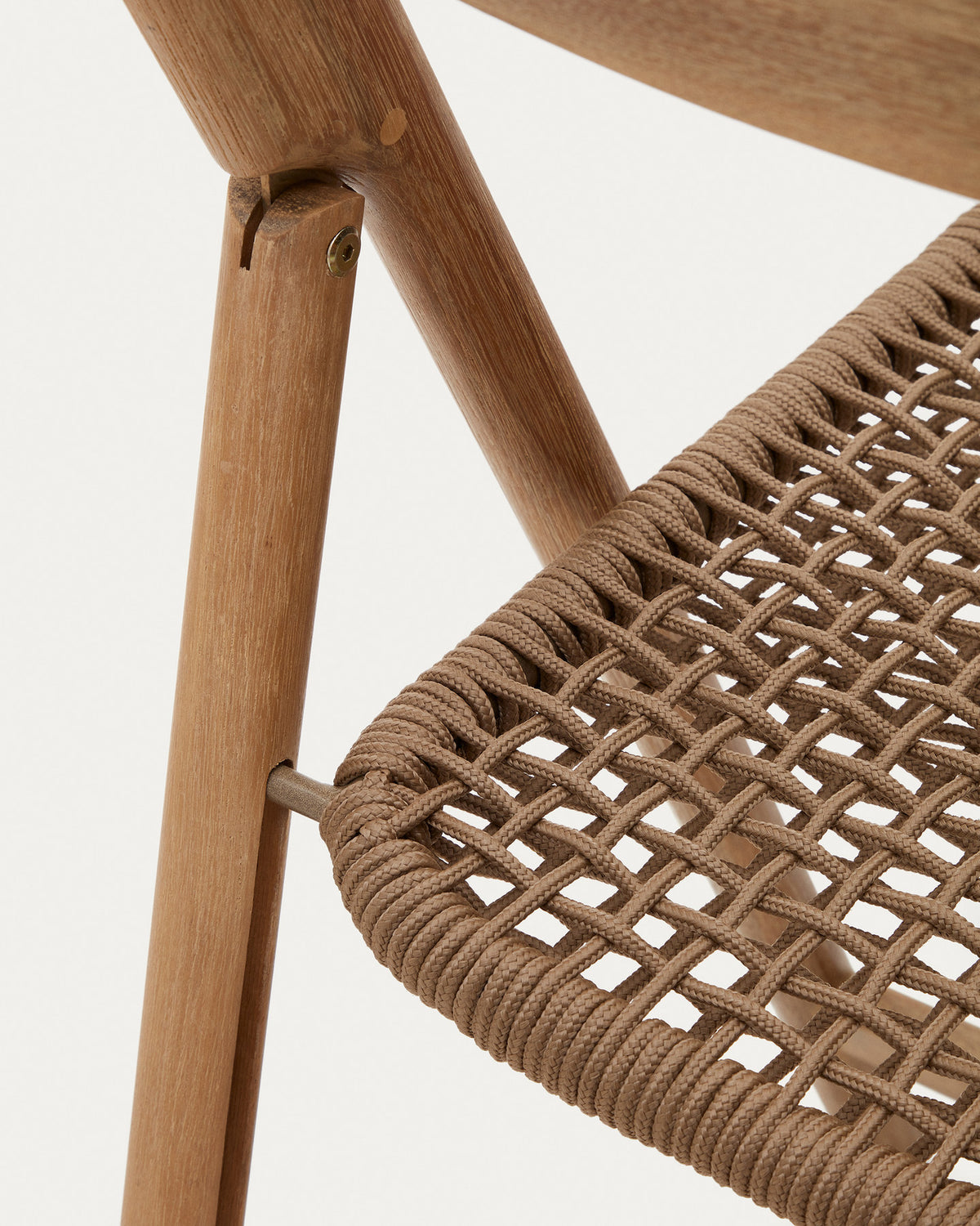 Klappstuhl Dandara aus Akazienmassivholz und einer Stahlstruktur mit geflochtener Sitzfläche in beige FSC 100% in Natur, Beige präsentiert im Onlineshop von KAQTU Design AG. Gartenstuhl ist von Kave Home