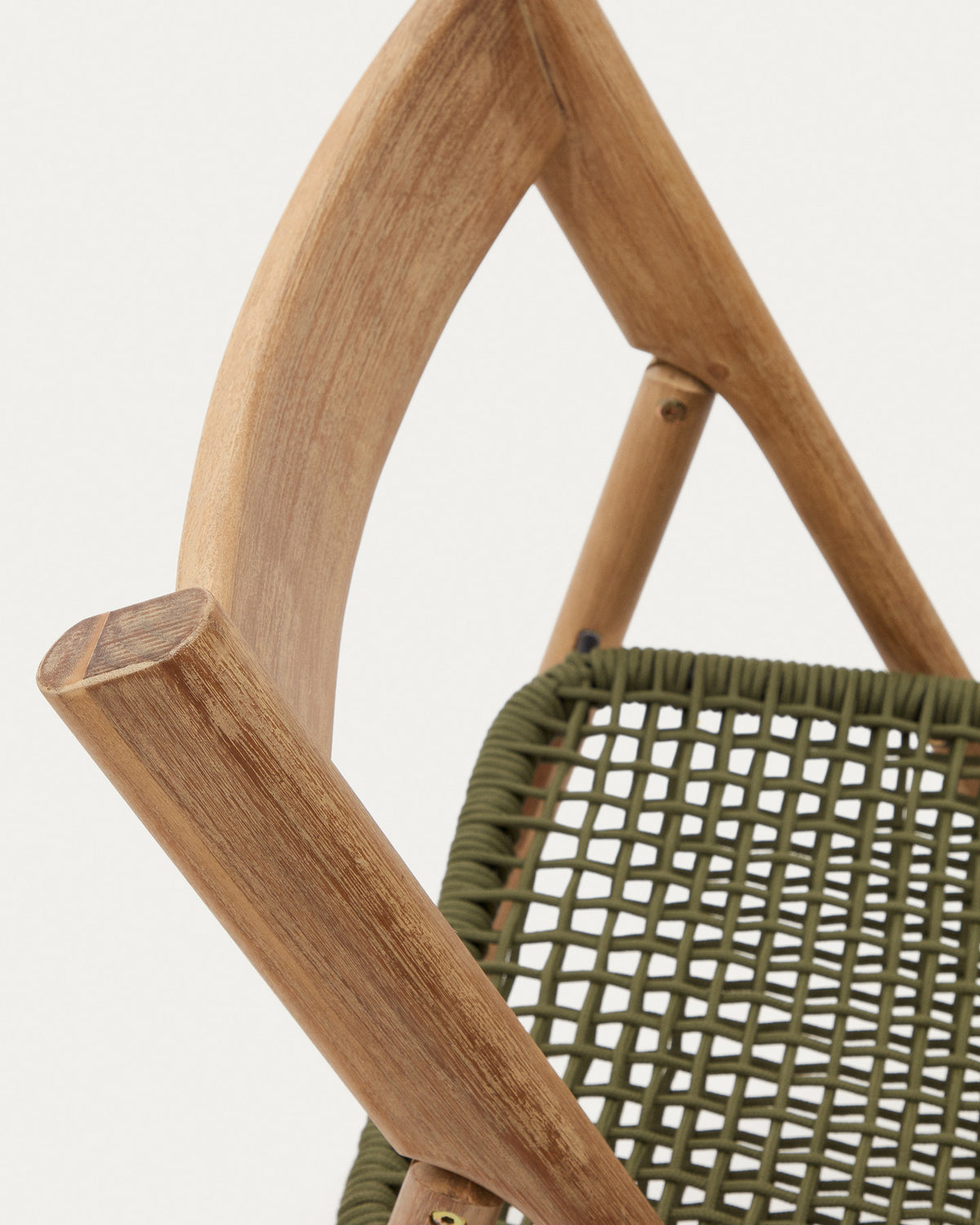 Klappstuhl Dandara aus Akazienmassivholz und einer Stahlstruktur mit geflochtener Sitzfläche in grün FSC 100% in Natur, Grün präsentiert im Onlineshop von KAQTU Design AG. Gartenstuhl ist von Kave Home