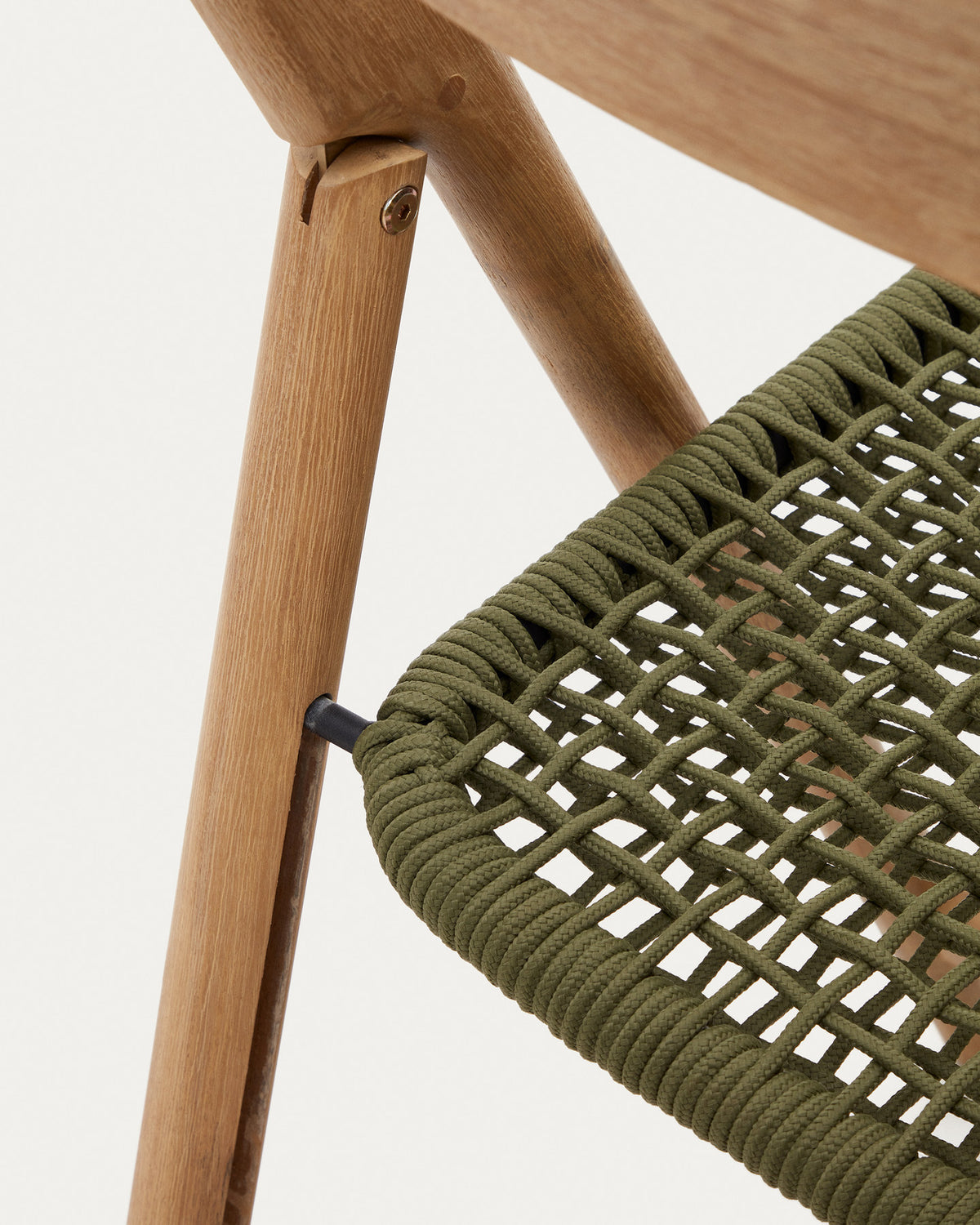 Klappstuhl Dandara aus Akazienmassivholz und einer Stahlstruktur mit geflochtener Sitzfläche in grün FSC 100% in Natur, Grün präsentiert im Onlineshop von KAQTU Design AG. Gartenstuhl ist von Kave Home