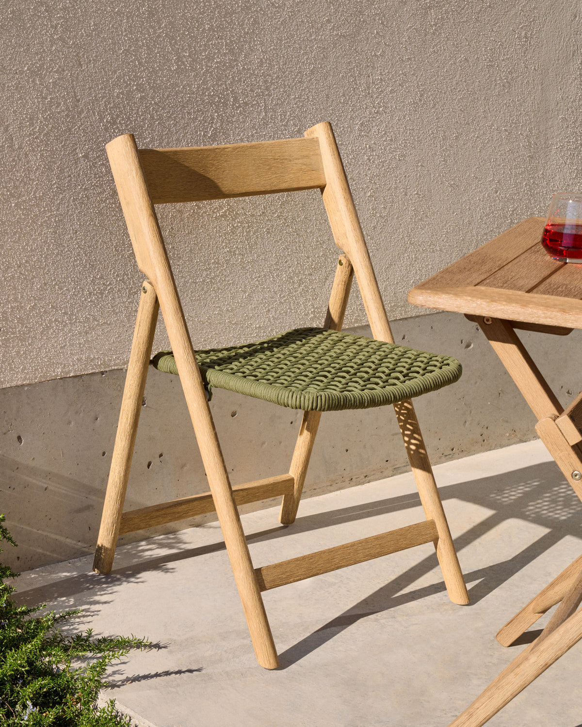Klappstuhl Dandara aus Akazienmassivholz und einer Stahlstruktur mit geflochtener Sitzfläche in grün FSC 100% in Natur, Grün präsentiert im Onlineshop von KAQTU Design AG. Gartenstuhl ist von Kave Home