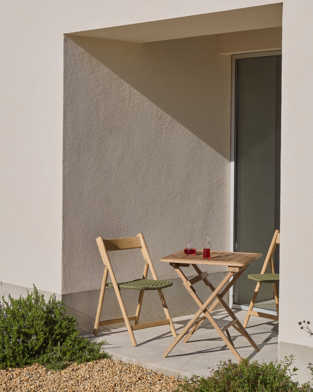 Klappstuhl Dandara aus Akazienmassivholz und einer Stahlstruktur mit geflochtener Sitzfläche in grün FSC 100% in Natur, Grün präsentiert im Onlineshop von KAQTU Design AG. Gartenstuhl ist von Kave Home