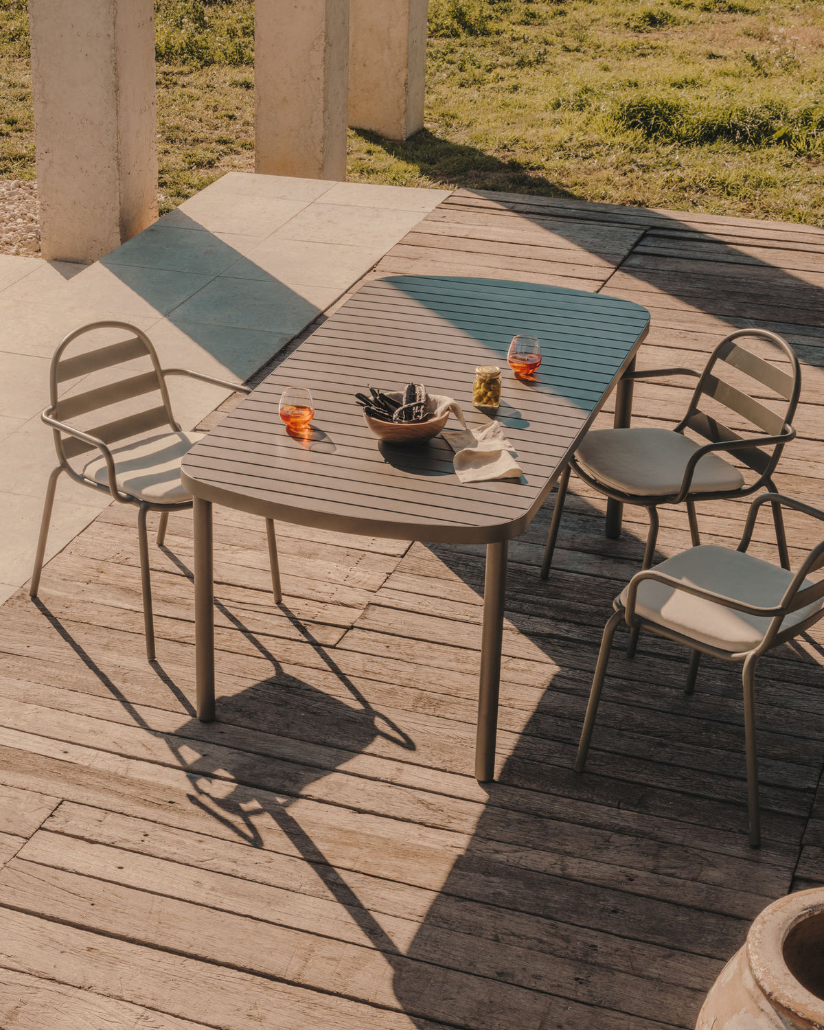 Gartentisch Joncols aus Aluminium mit Finish in Grau 180 x 90 cm in Grau präsentiert im Onlineshop von KAQTU Design AG. Gartentisch ist von Kave Home