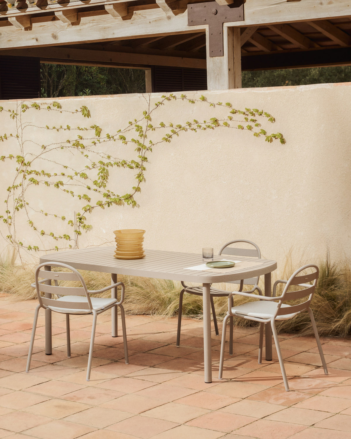 Outdoor-Tisch Joncols aus Aluminium mit taupefarbener Lackierung, 180 x 90 cm in Taupe präsentiert im Onlineshop von KAQTU Design AG. Gartentisch ist von Kave Home