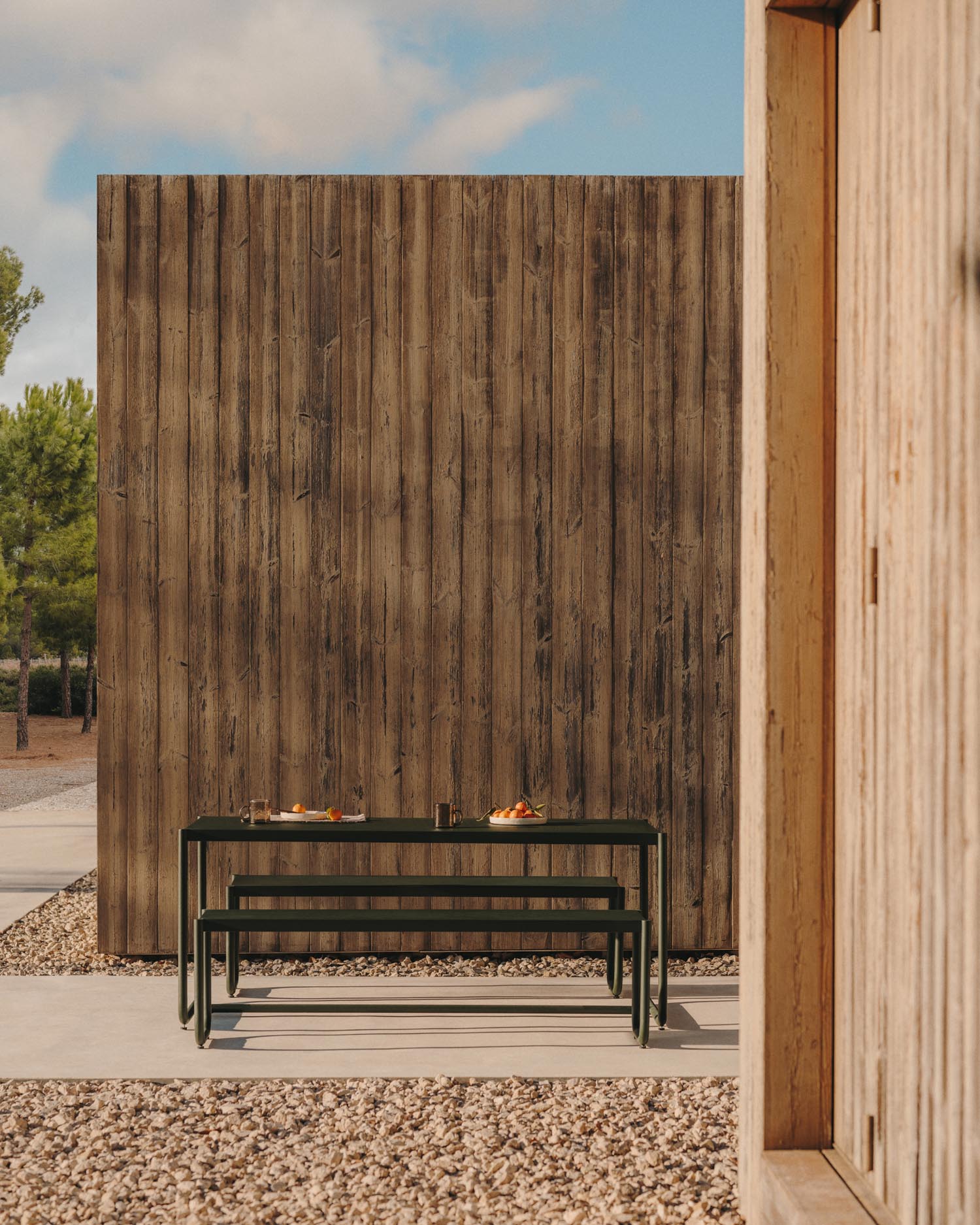 Robustes Gartenset aus verzinktem Stahl mit grünem Finish, perfekt für gesellige Stunden im Freien und platzsparend verstaut.