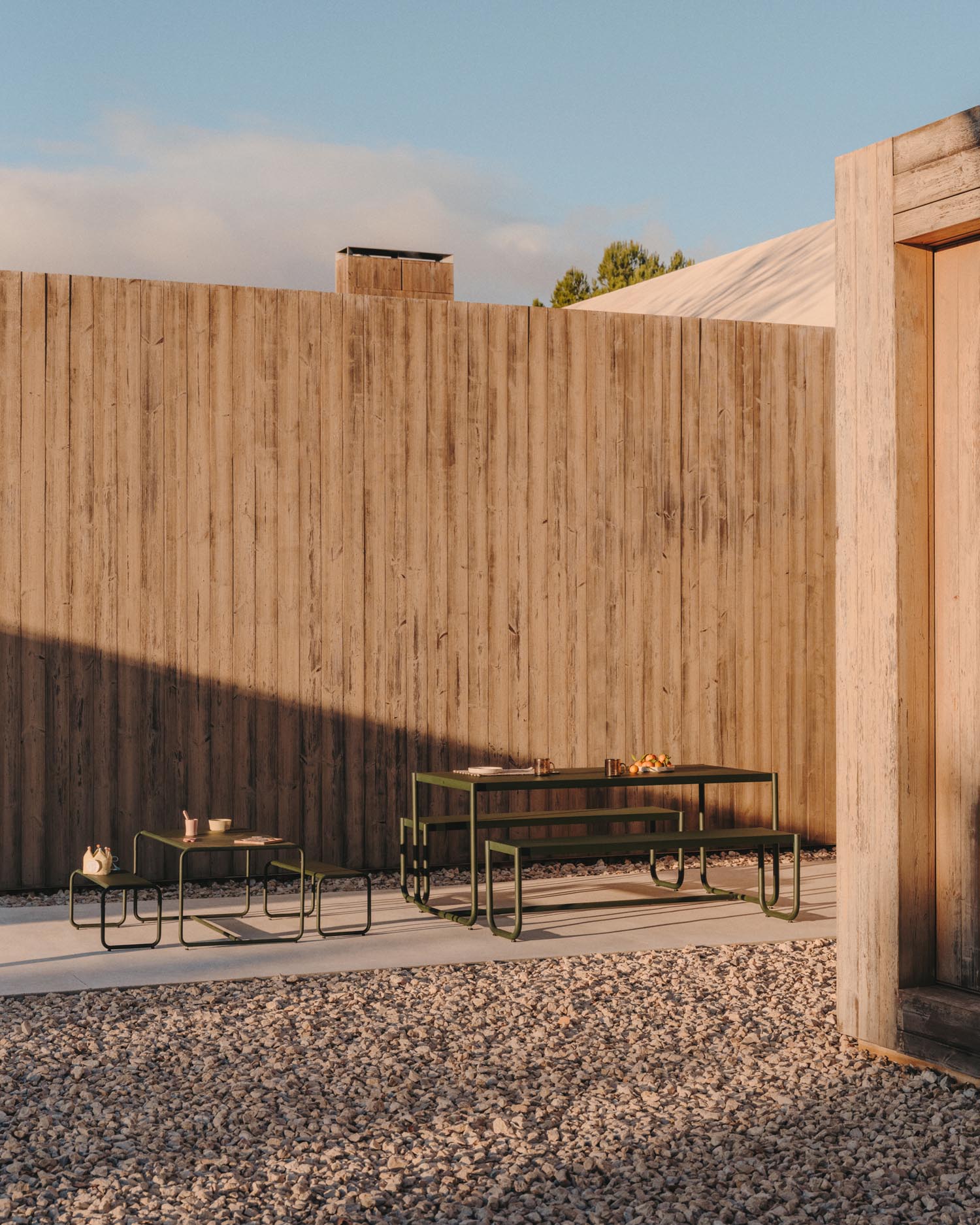 Sotil Set: Elegantes Set aus Tisch und 2 Bänken, grün verzinkter Stahl, 183x83 cm, perfekt für moderne Aussenbereiche.