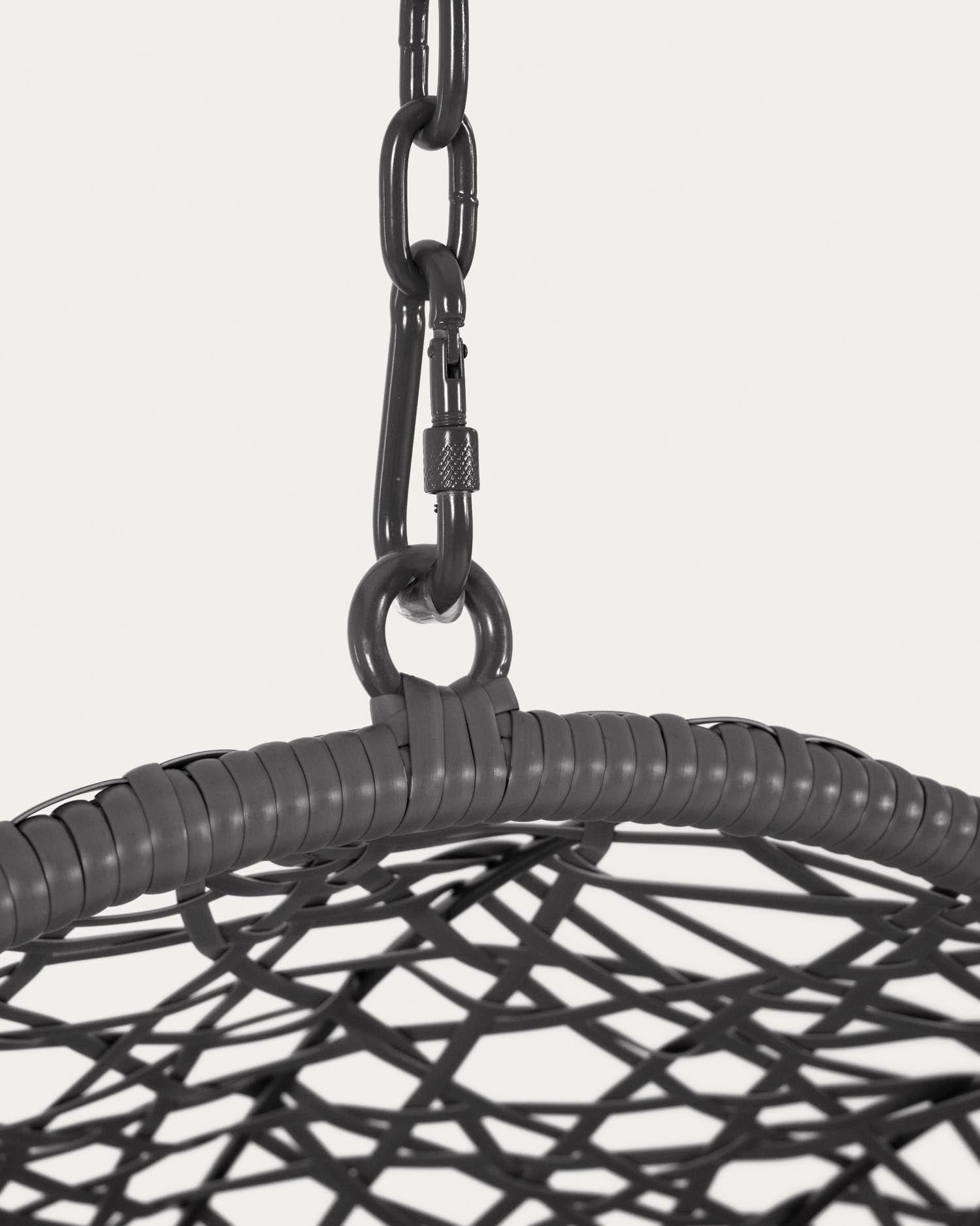 Der Hängesessel Florina in Dunkelgrau bietet eleganten Komfort und hochwertige Materialien für entspannende Momente in jedem Raum.