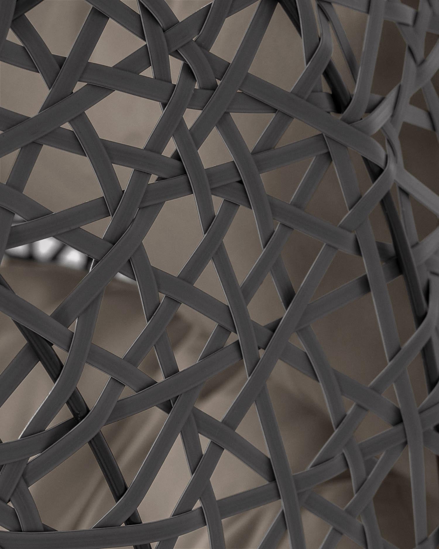 Der Hängesessel Florina in Dunkelgrau vereint stilvolles Design und robustes Material für entspannende Stunden in Ihrem Zuhause oder Garten.