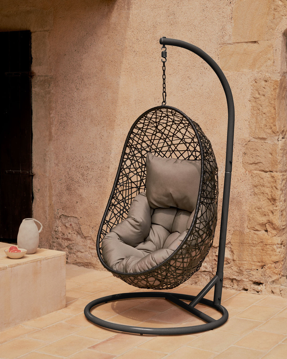 Hängesessel Florina in Dunkelgrau mit Standfuss in Dunkelgrau in Grau präsentiert im Onlineshop von KAQTU Design AG. Hängestuhl ist von Kave Home