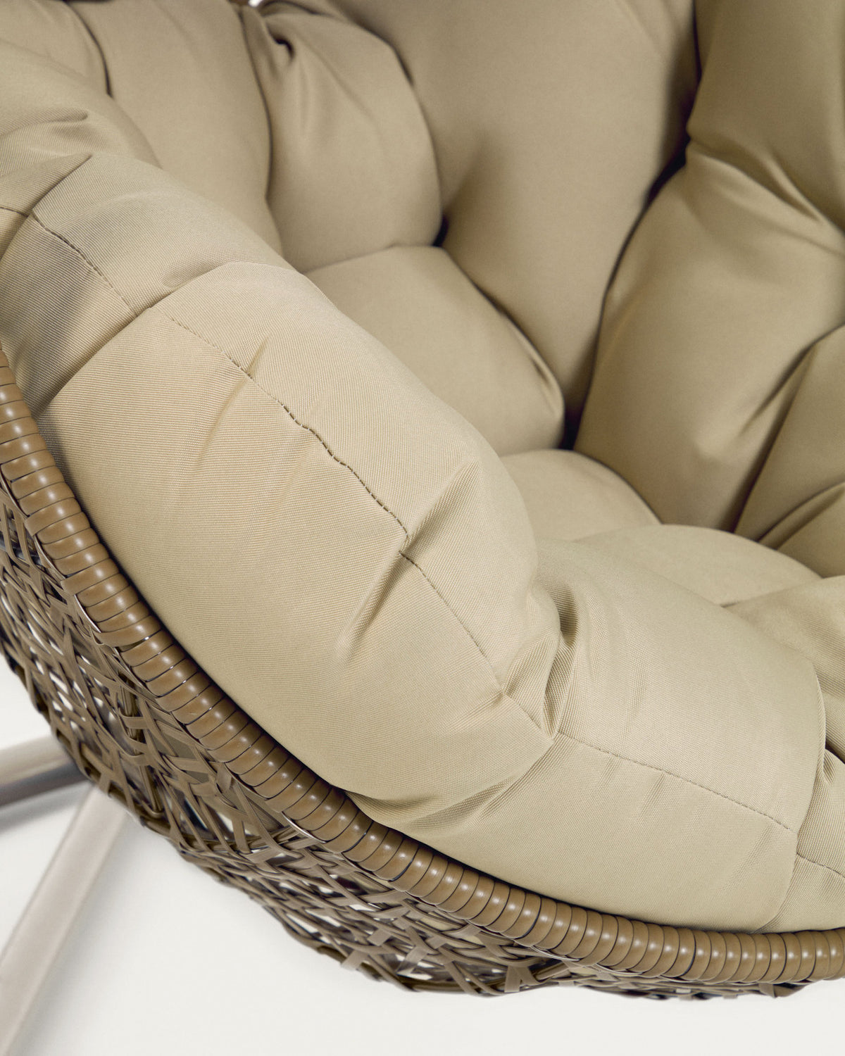 Hängesessel Florina in Braun mit Standfuss in Hellgrau in Braun präsentiert im Onlineshop von KAQTU Design AG. Hängestuhl ist von Kave Home