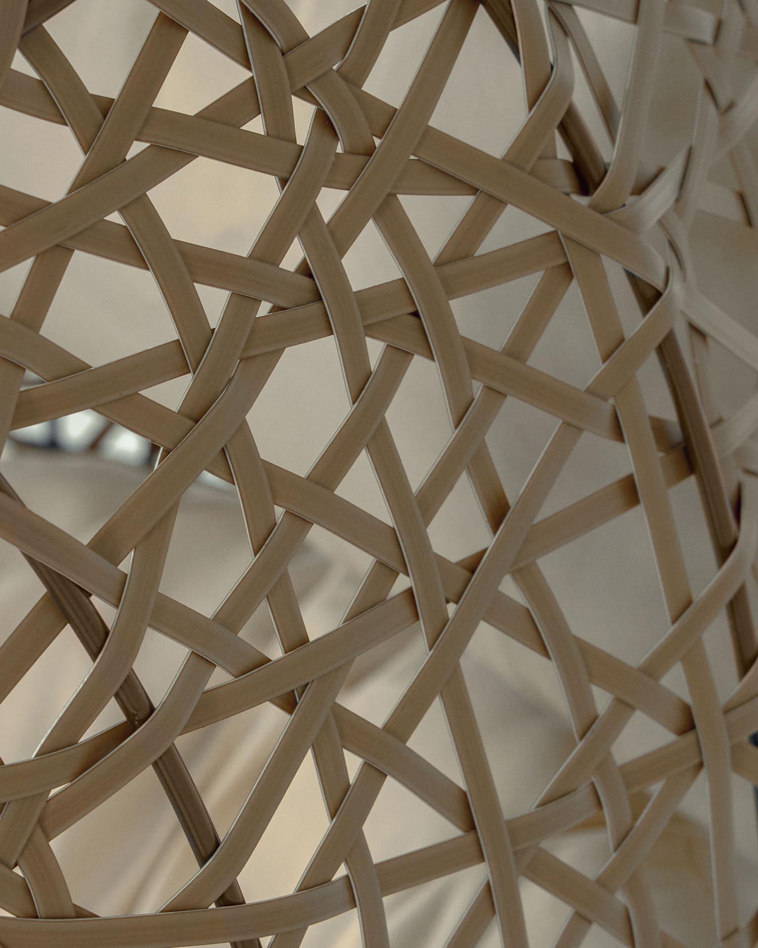 Hängesessel Florina in Braun mit hellgrauem Standfuss: Eleganz und Gemütlichkeit für Garten, Balkon und Terrasse – ideal zum Entspannen im Freien.