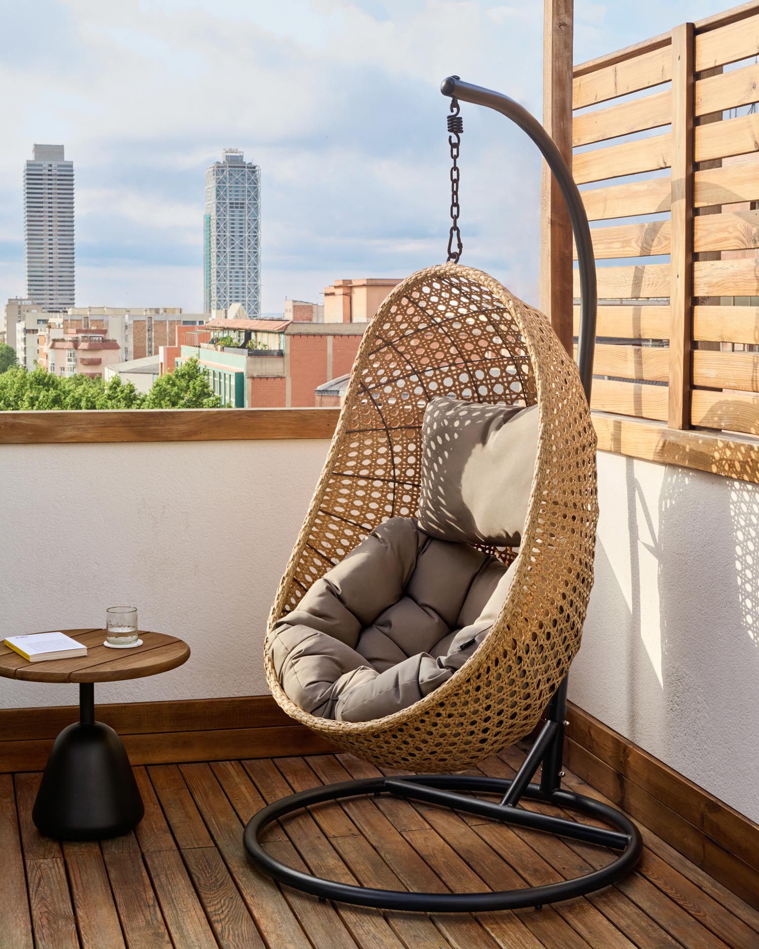 Entdecke den stilvollen Hängesessel Cira von Kave Home: Hochwertiges Poly-Rattan, stabiler Standfuss, perfekt für entspannte Momente drinnen und draußen.