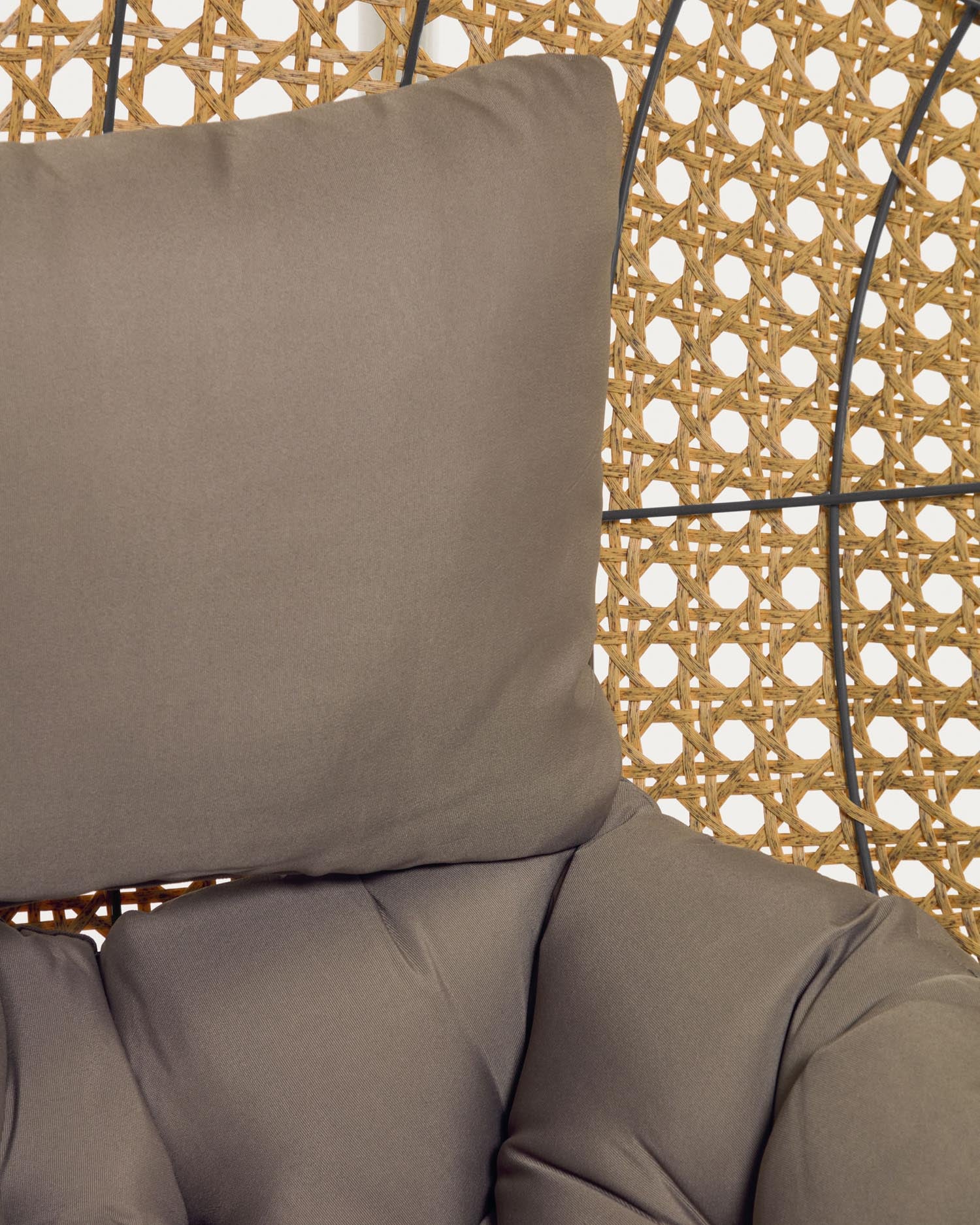 Hängesessel Cira in Hellgrau: Natürlicher Charme, stabiler Standfuss und gemütliche Kissen für entspannte Stunden in jedem Raum.